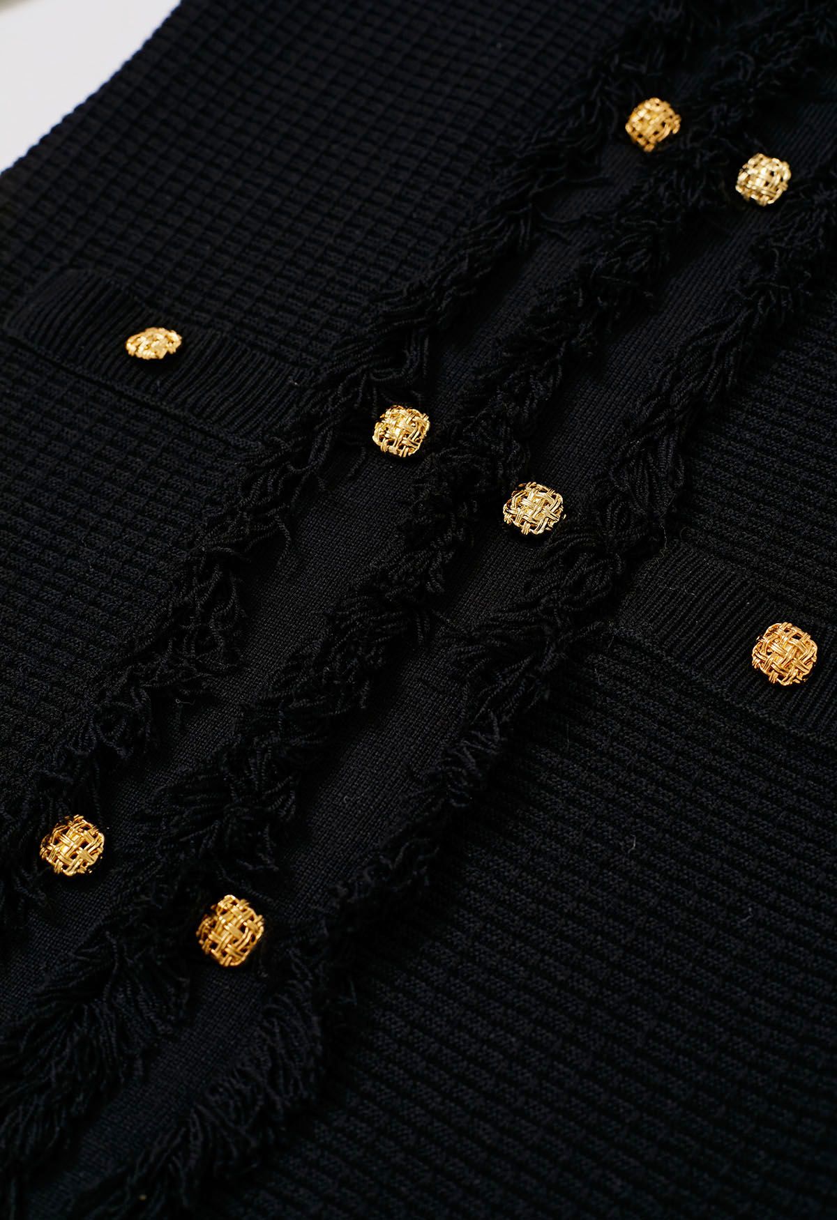 Robe en tricot gaufré à boutons dorés et à franges en noir