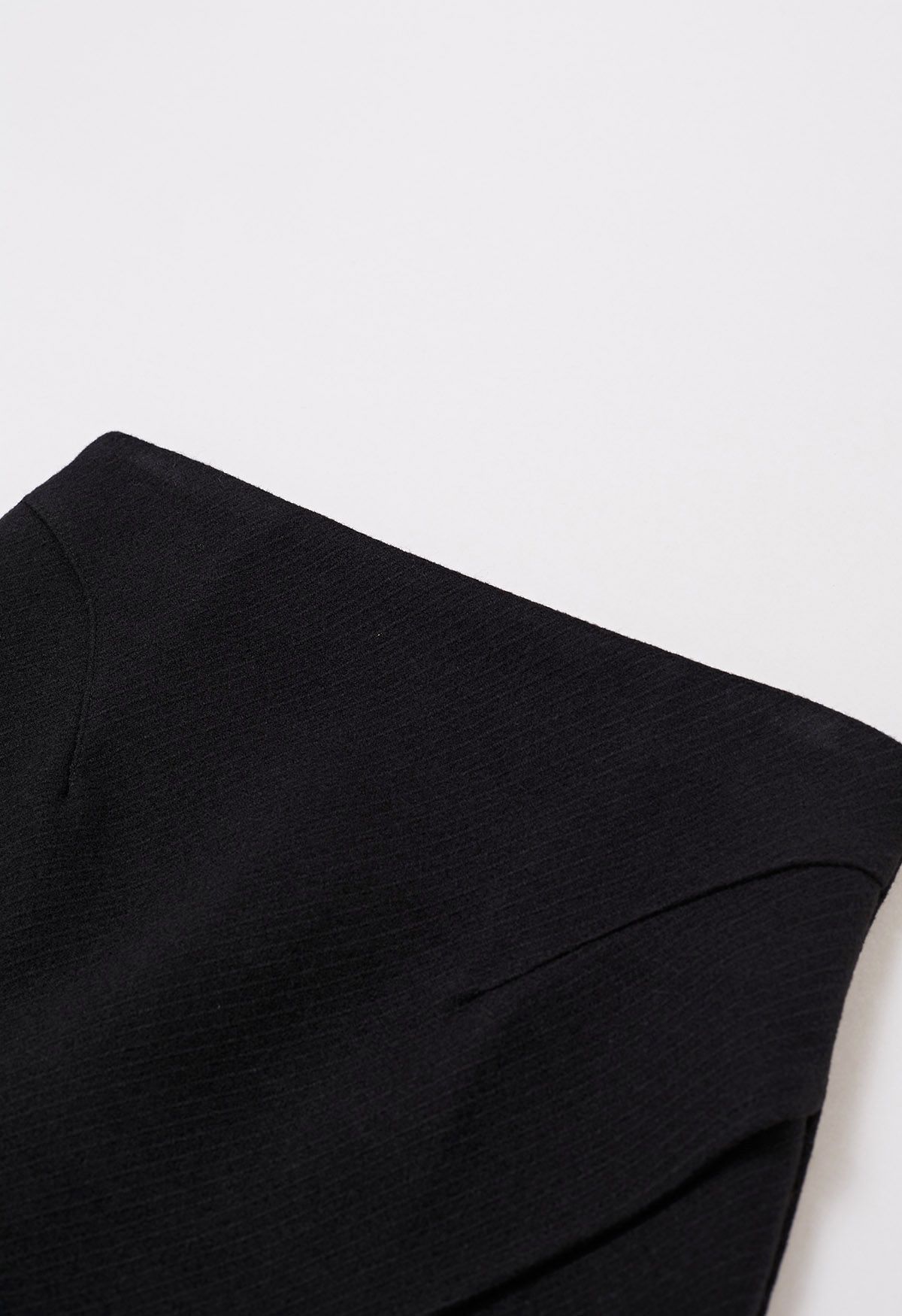 Mini-jupe à rabat en laine mélangée à ourlet cranté en noir