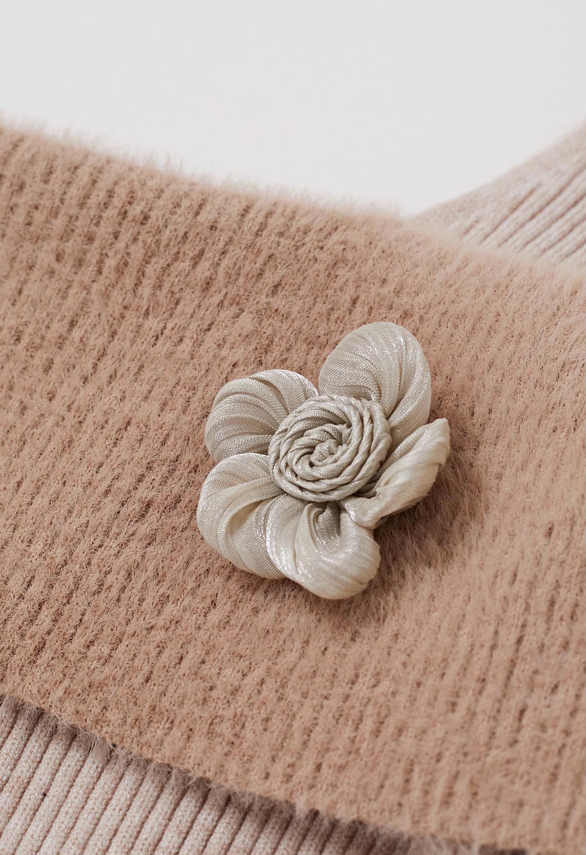 Haut en tricot avec broche fleurie à épaules pliées en flocons d'avoine
