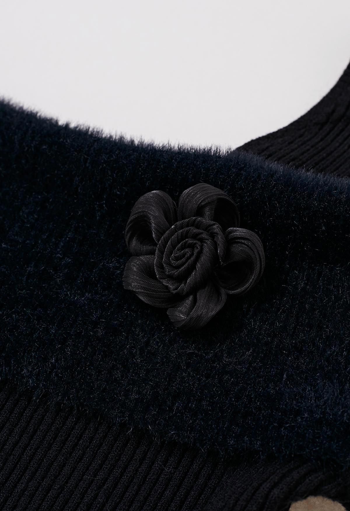 Haut en tricot avec broche fleurie à épaules pliées en noir