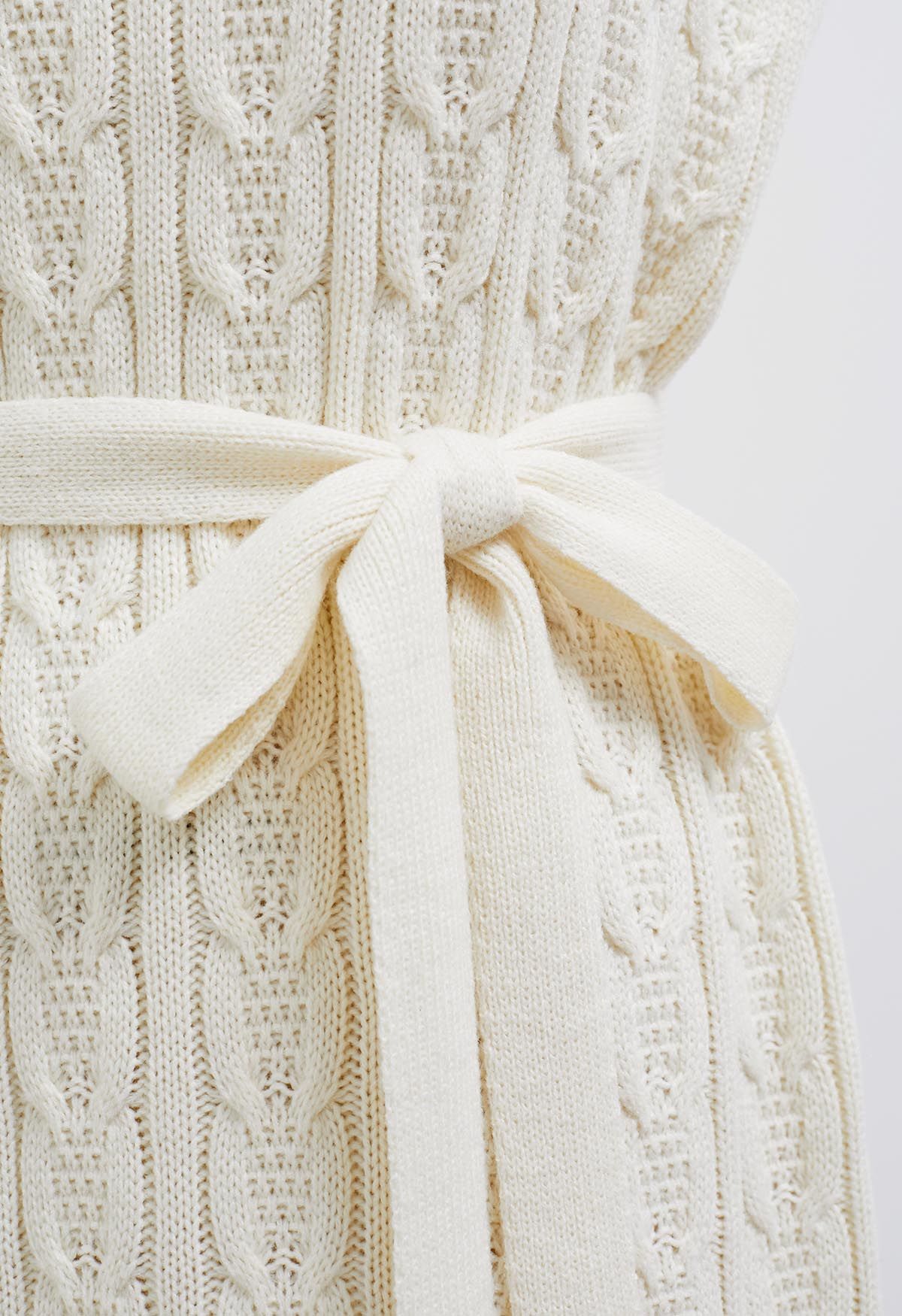Robe pull sans manches en tricot torsadé à col roulé en crème