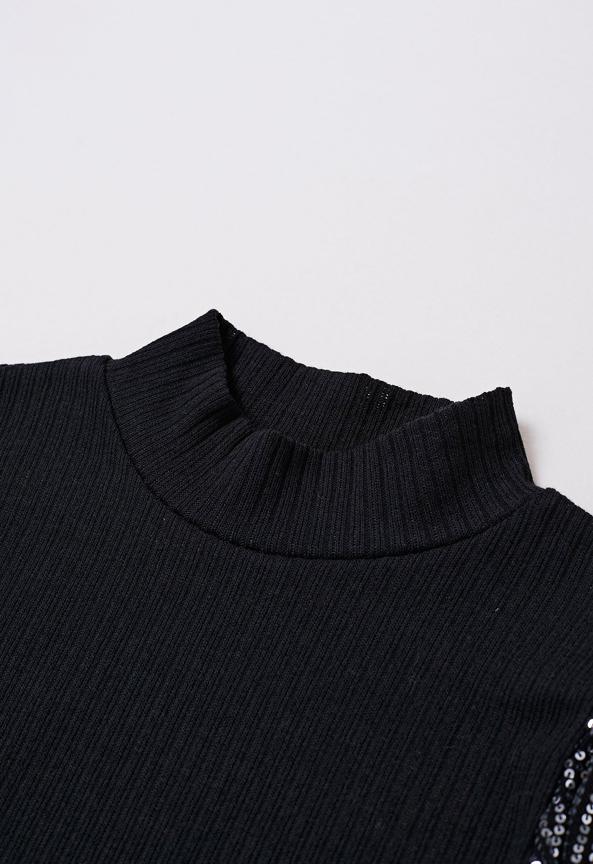 Haut en tricot à col montant et manches en maille pailletée en noir