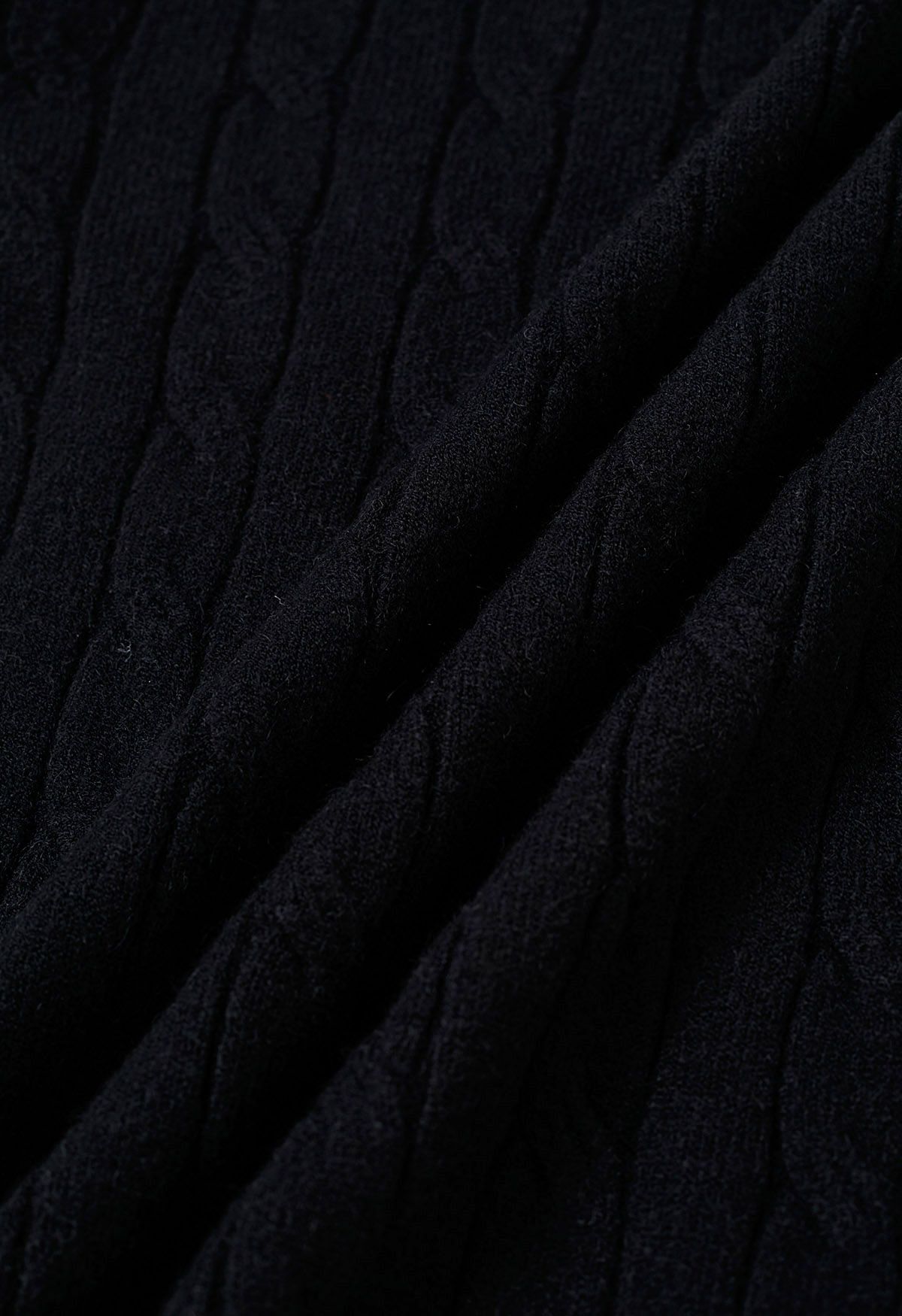 Pull en tricot torsadé à col roulé doux et duveteux en noir