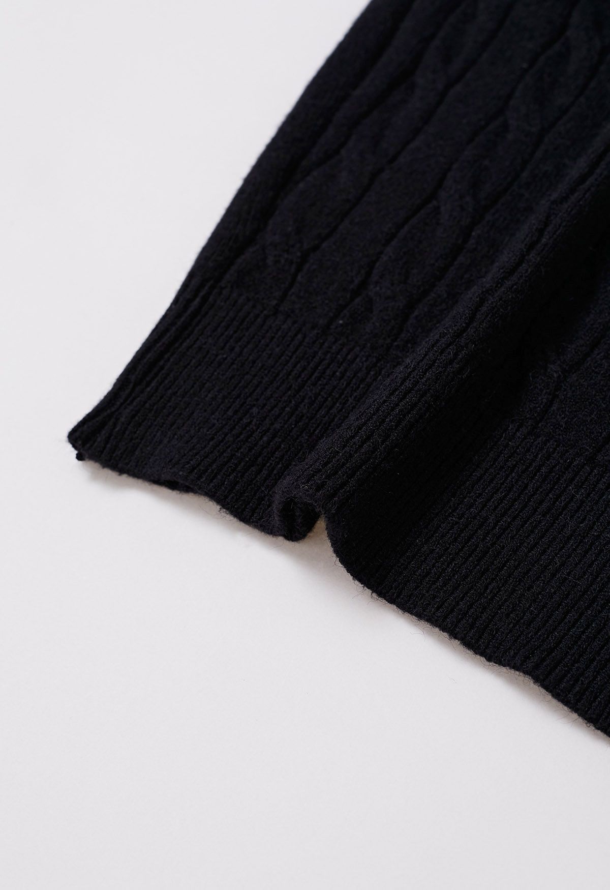 Pull en tricot torsadé à col roulé doux et duveteux en noir