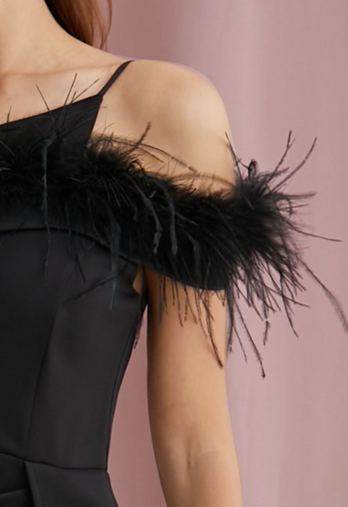 Robe sirène fendue à une épaule et bordée de plumes en noir