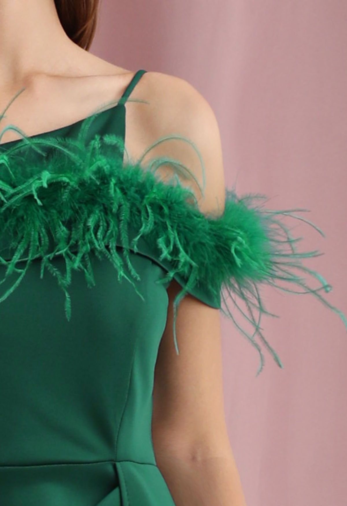 Robe sirène fendue à une épaule et bordée de plumes en vert foncé