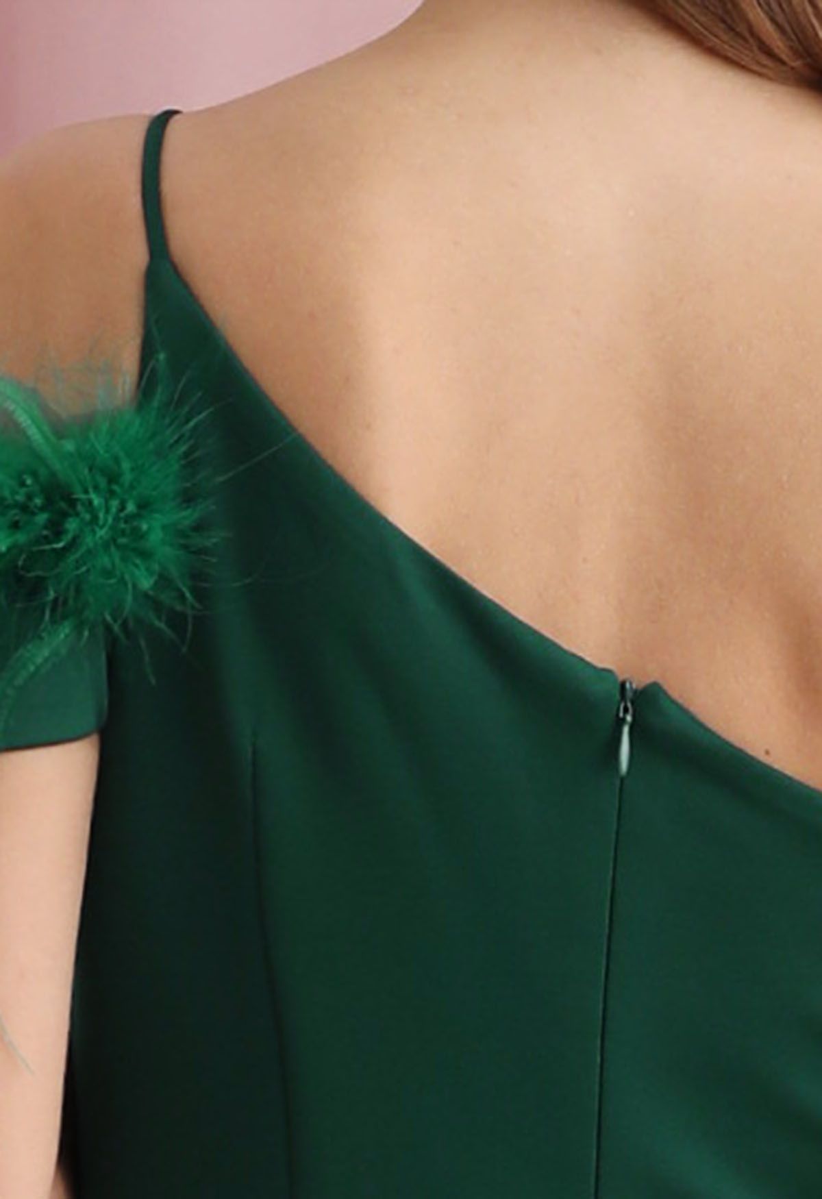 Robe sirène fendue à une épaule et bordée de plumes en vert foncé