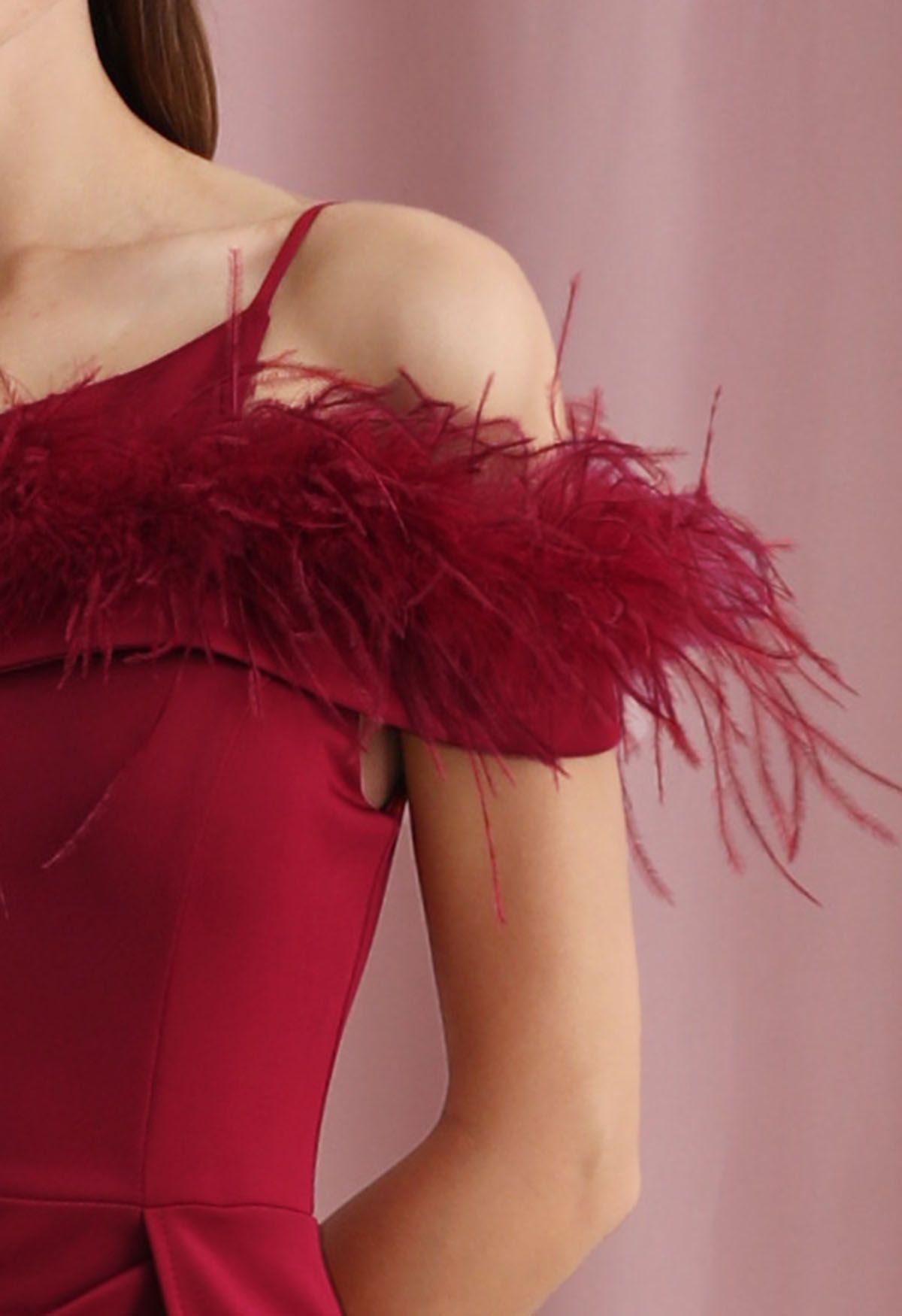 Robe sirène fendue à une épaule et bordée de plumes en rouge
