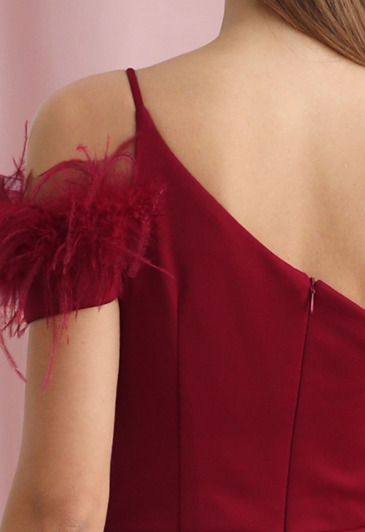 Robe sirène fendue à une épaule et bordée de plumes en rouge