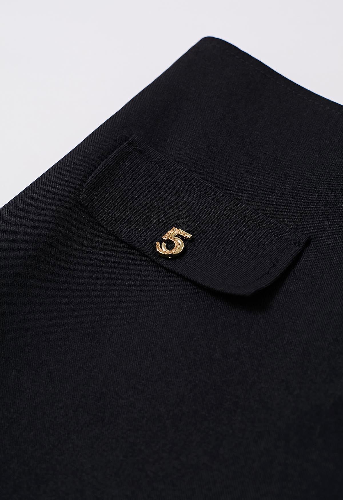 Jupe-short à rabat avec boutons décoratifs en noir