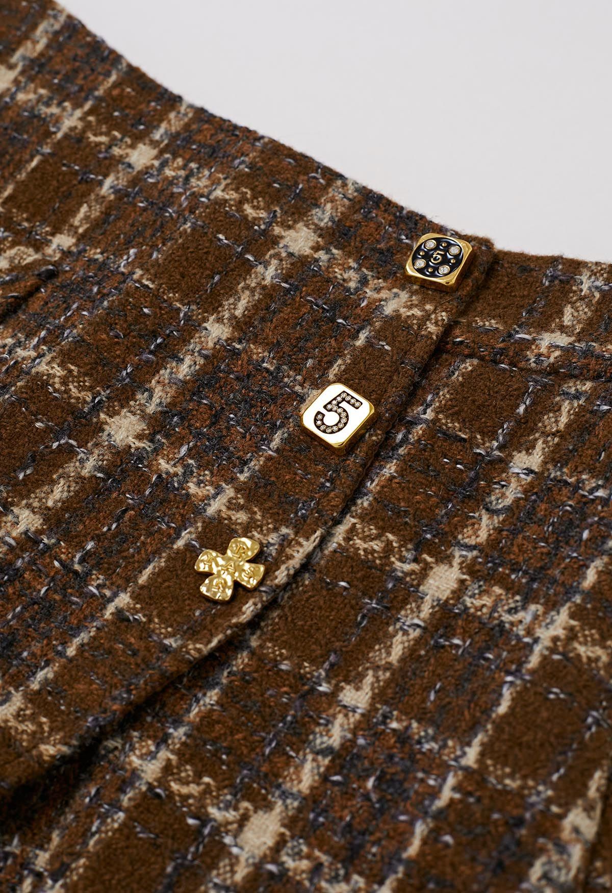 Jupe-short à rabat avec boutons décoratifs en tweed marron