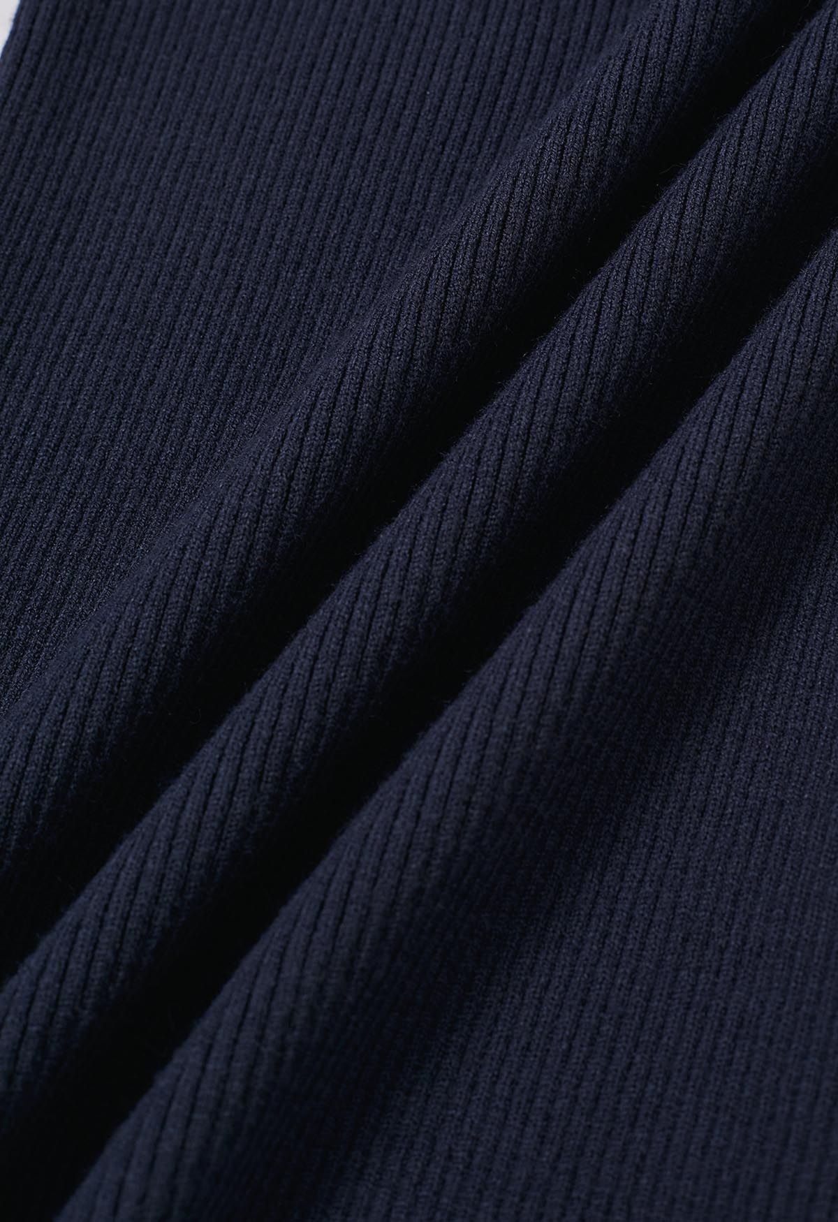 Haut en tricot à une épaule avec poignets à plumes, bleu marine