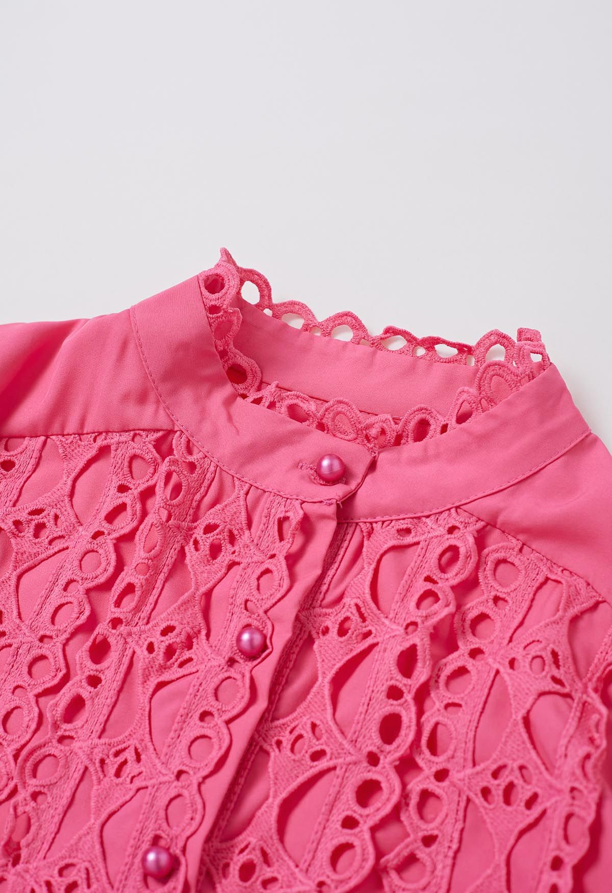 Chemise boutonnée à manches bulles et découpes exquises en rose vif