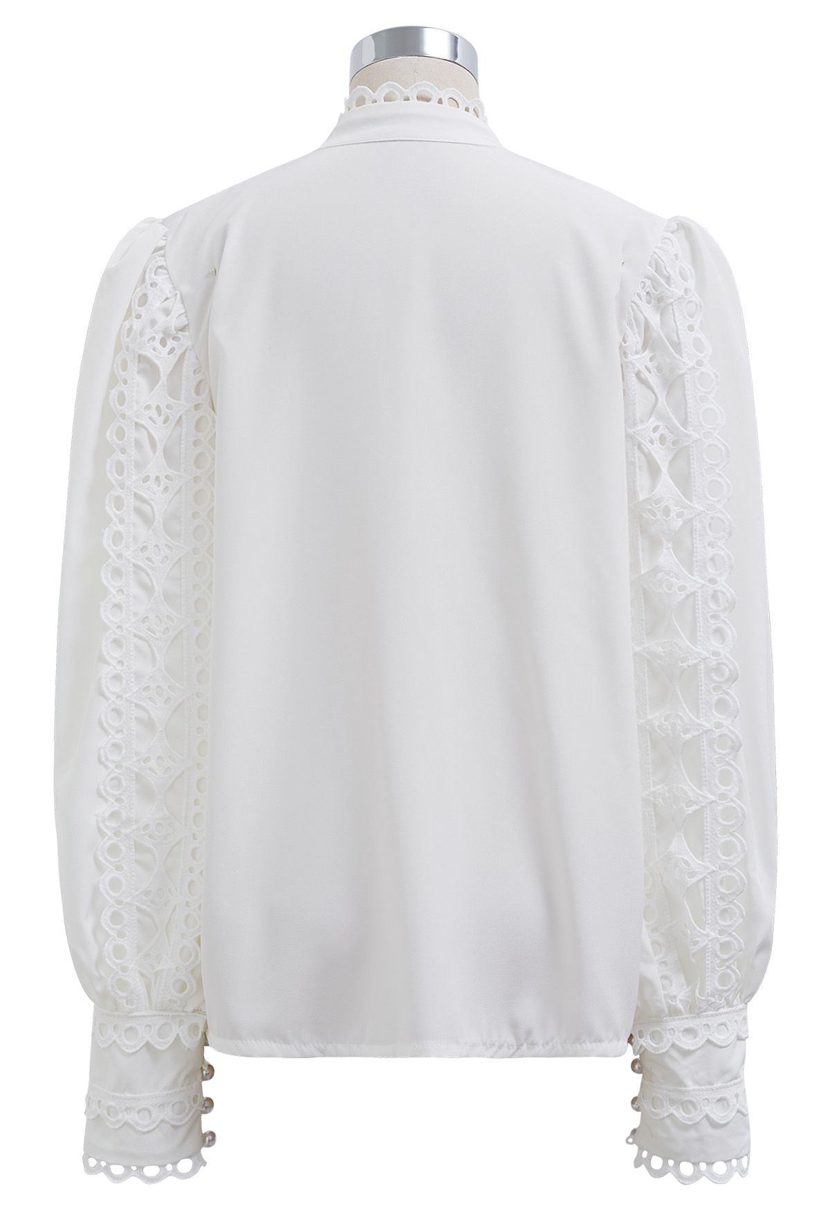 Chemise boutonnée à manches bulles et découpes exquises en blanc