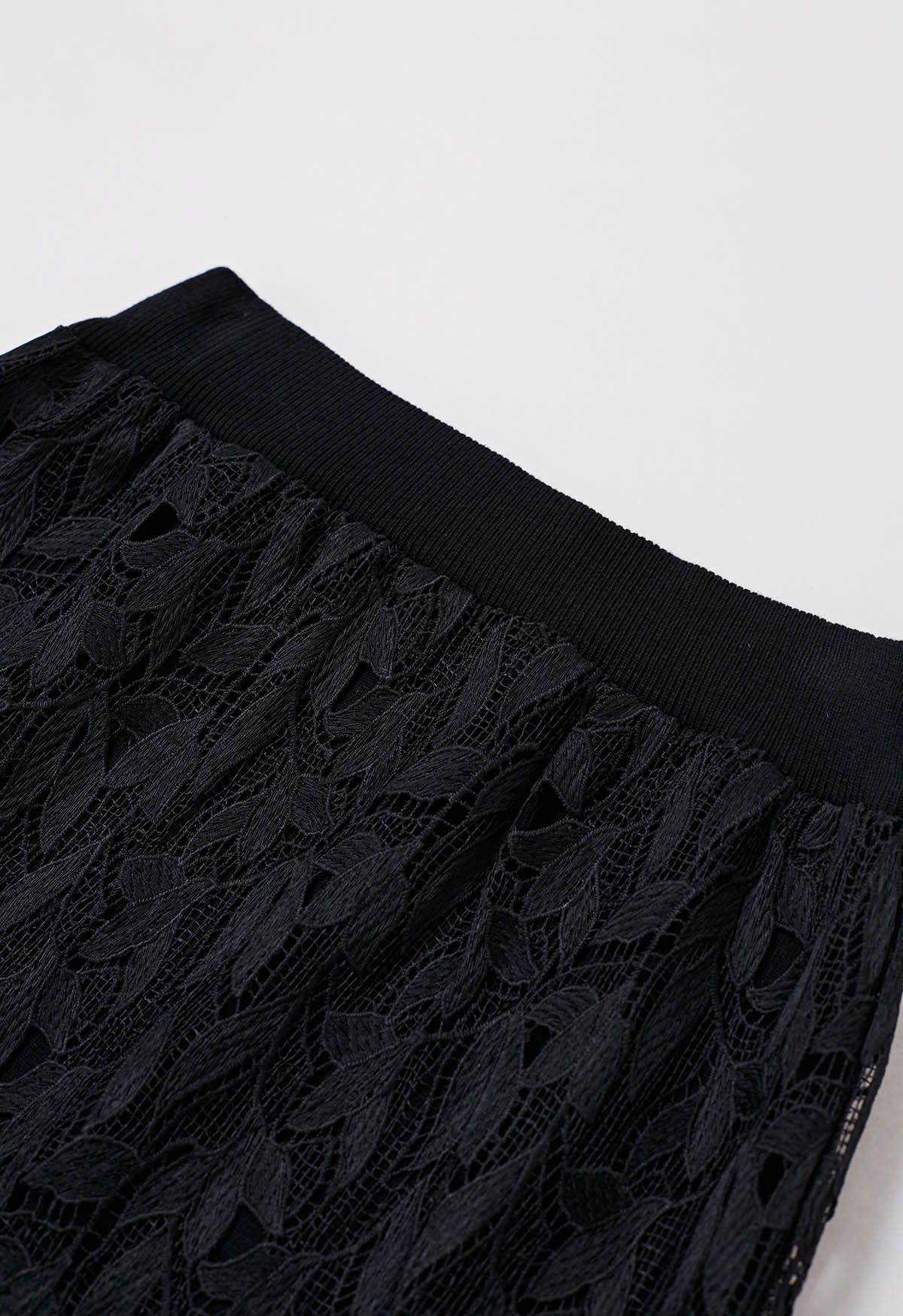 Jupe mi-longue en tricot superposée en dentelle découpée en noir
