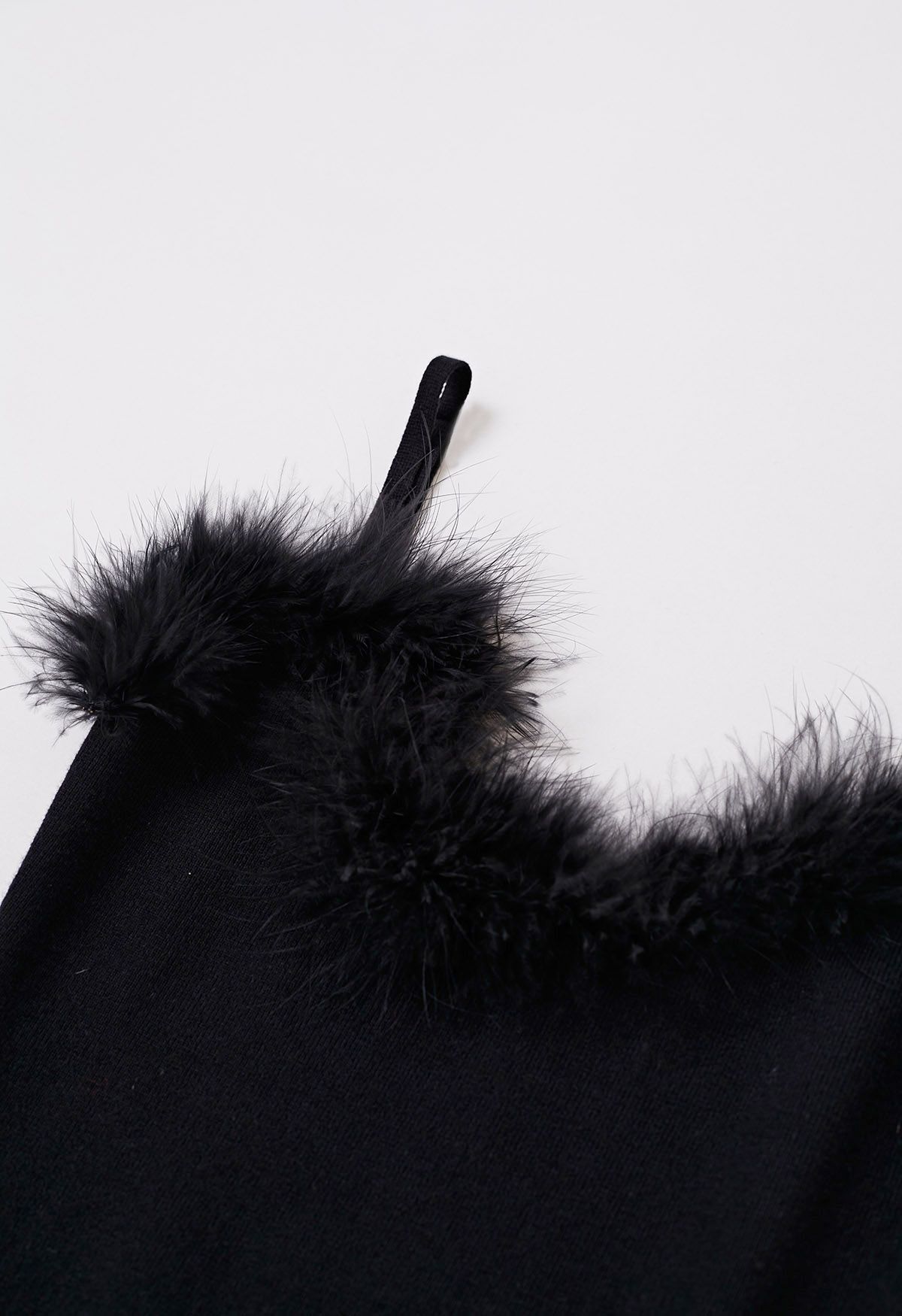 Robe caraco en tricot avec bordure en plumes amovibles en noir
