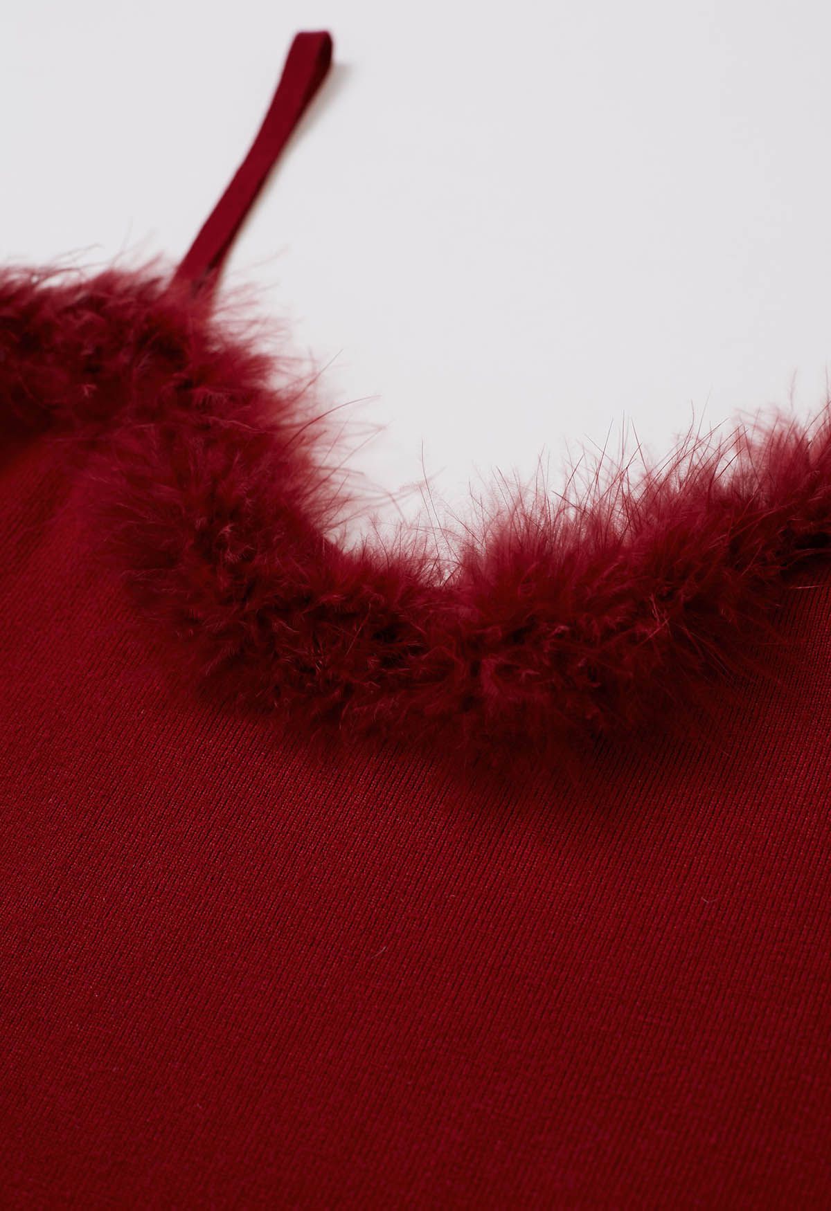 Robe caraco en tricot avec bordure en plumes amovibles en rouge