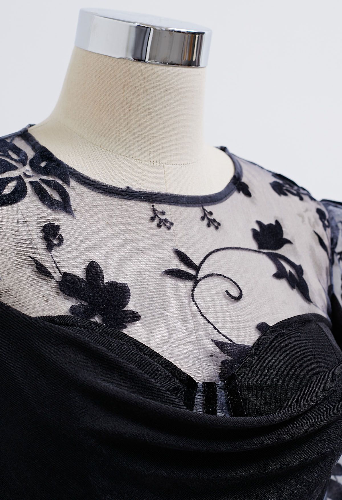 Robe moulante froncée épissé en maille florale en velours en noir
