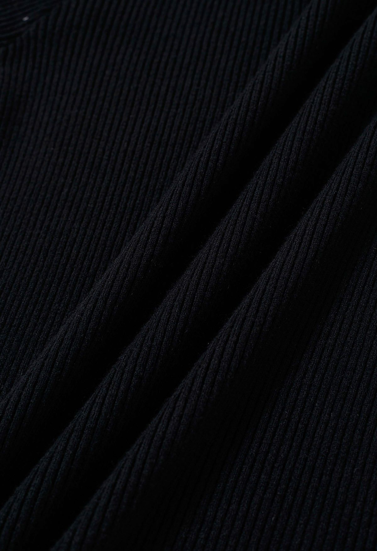 Haut en tricot côtelé avec nœud papillon et œillets brodés en noir