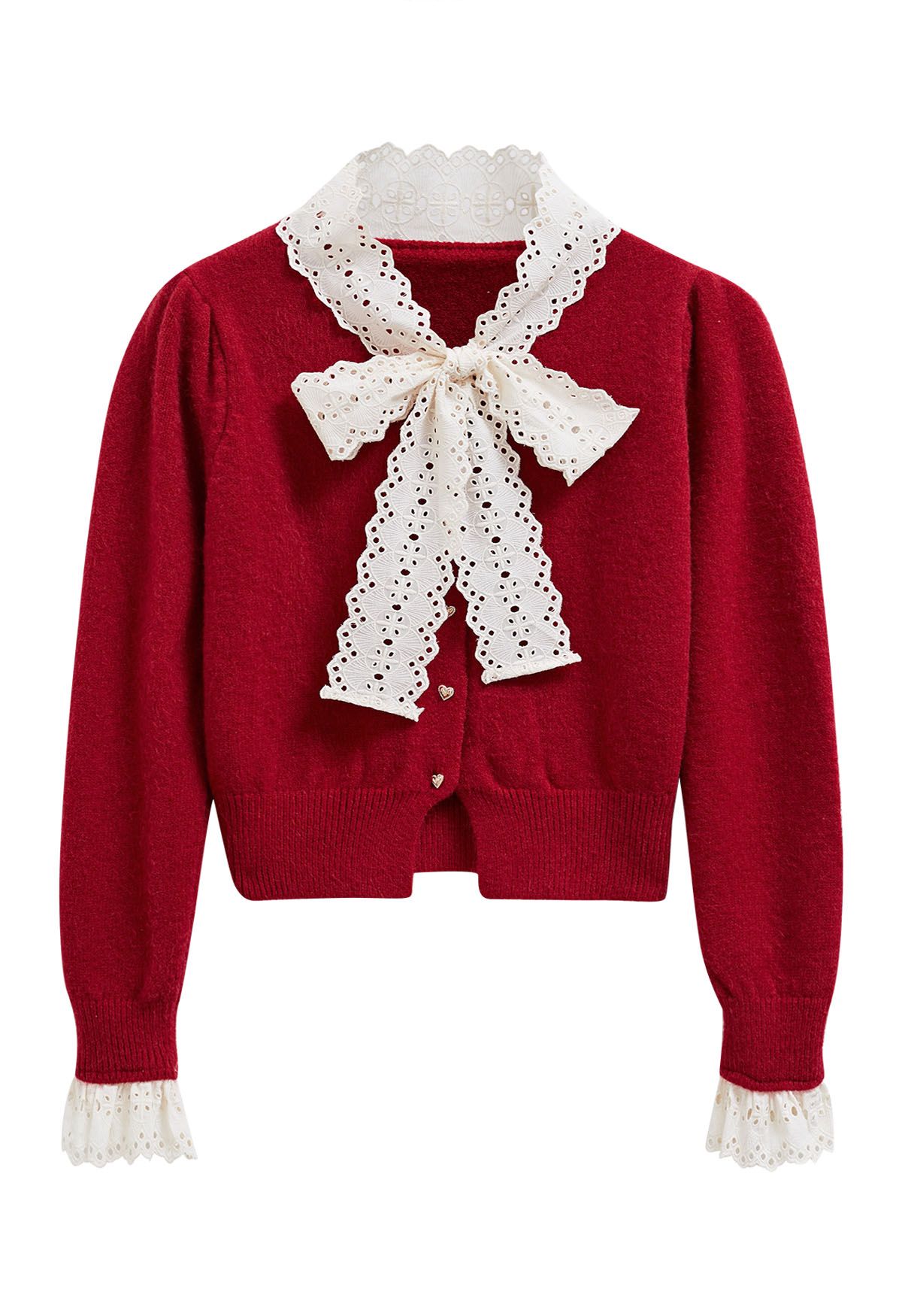 Cardigan en tricot pelucheux avec œillets brodés, nœud papillon et bouton cœur en rouge