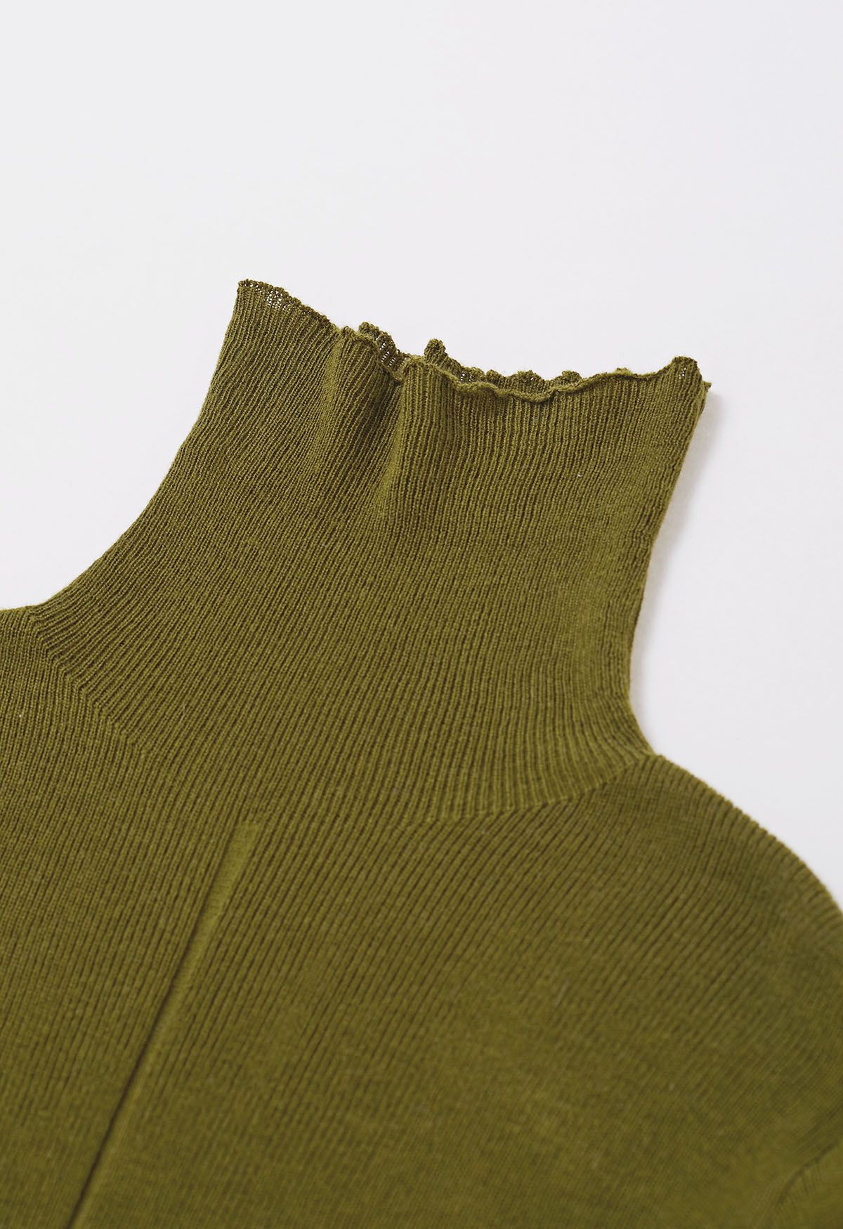 Haut basique en tricot doux à col haut en olive