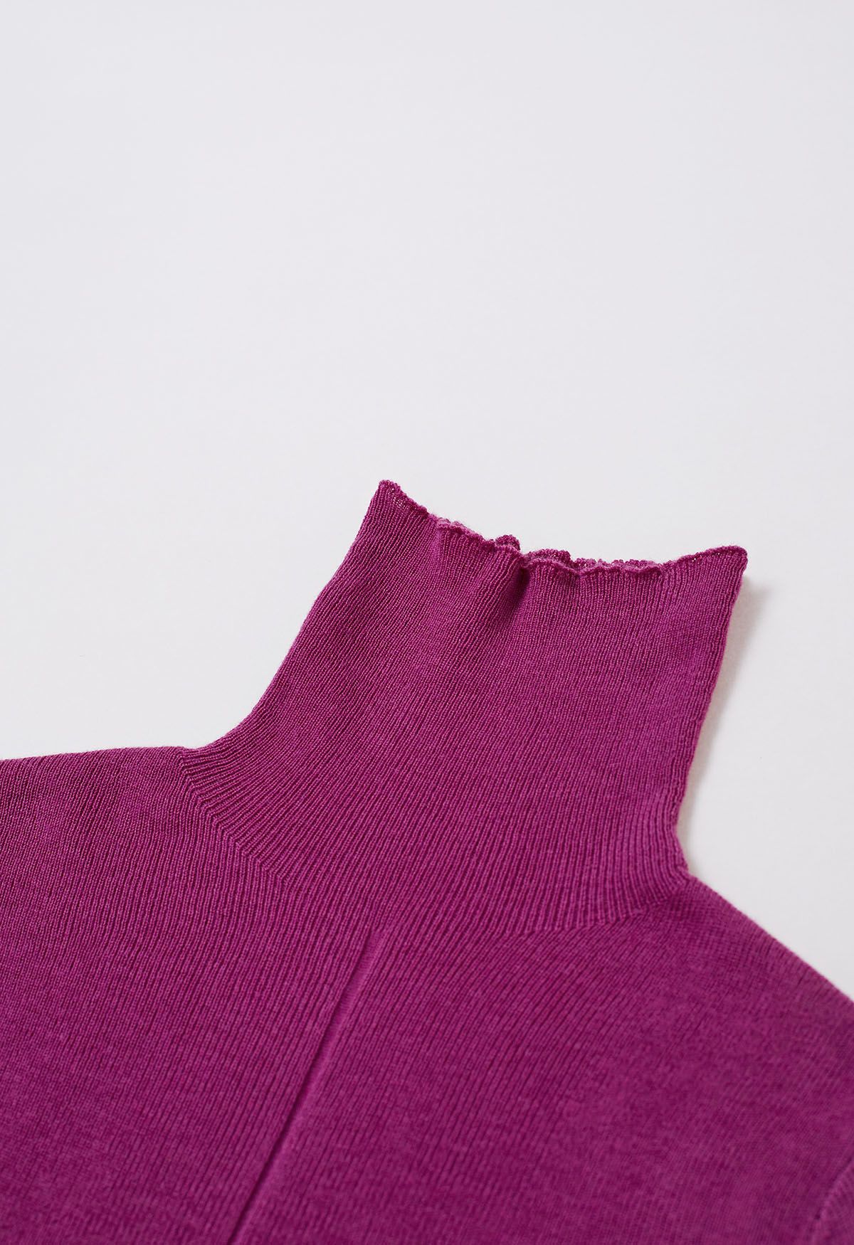 Haut basique en tricot doux à col haut en magenta