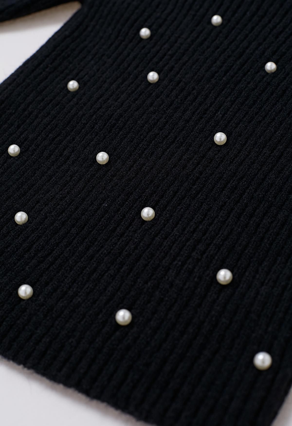 Haut en tricot à col carré orné de perles en noir
