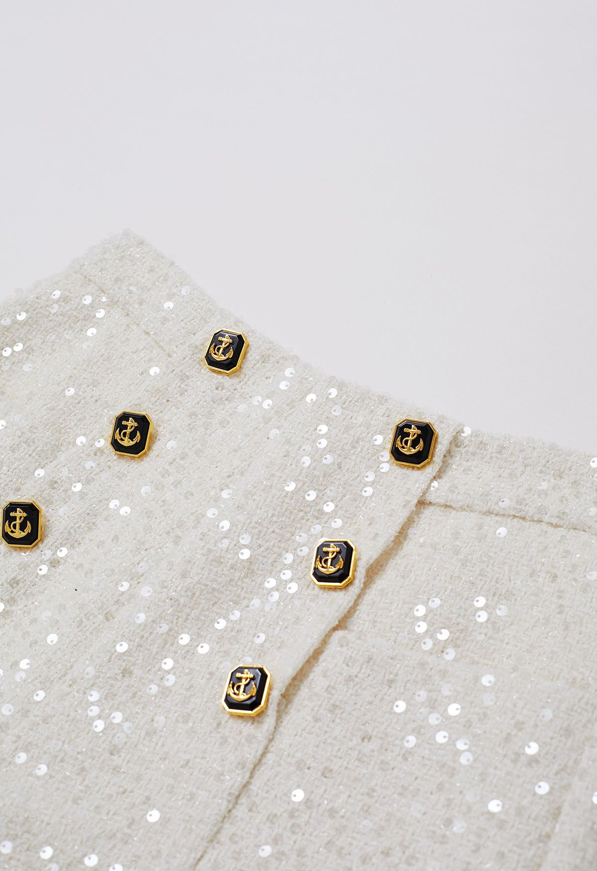 Short en tweed à paillettes décoré de boutons en blanc