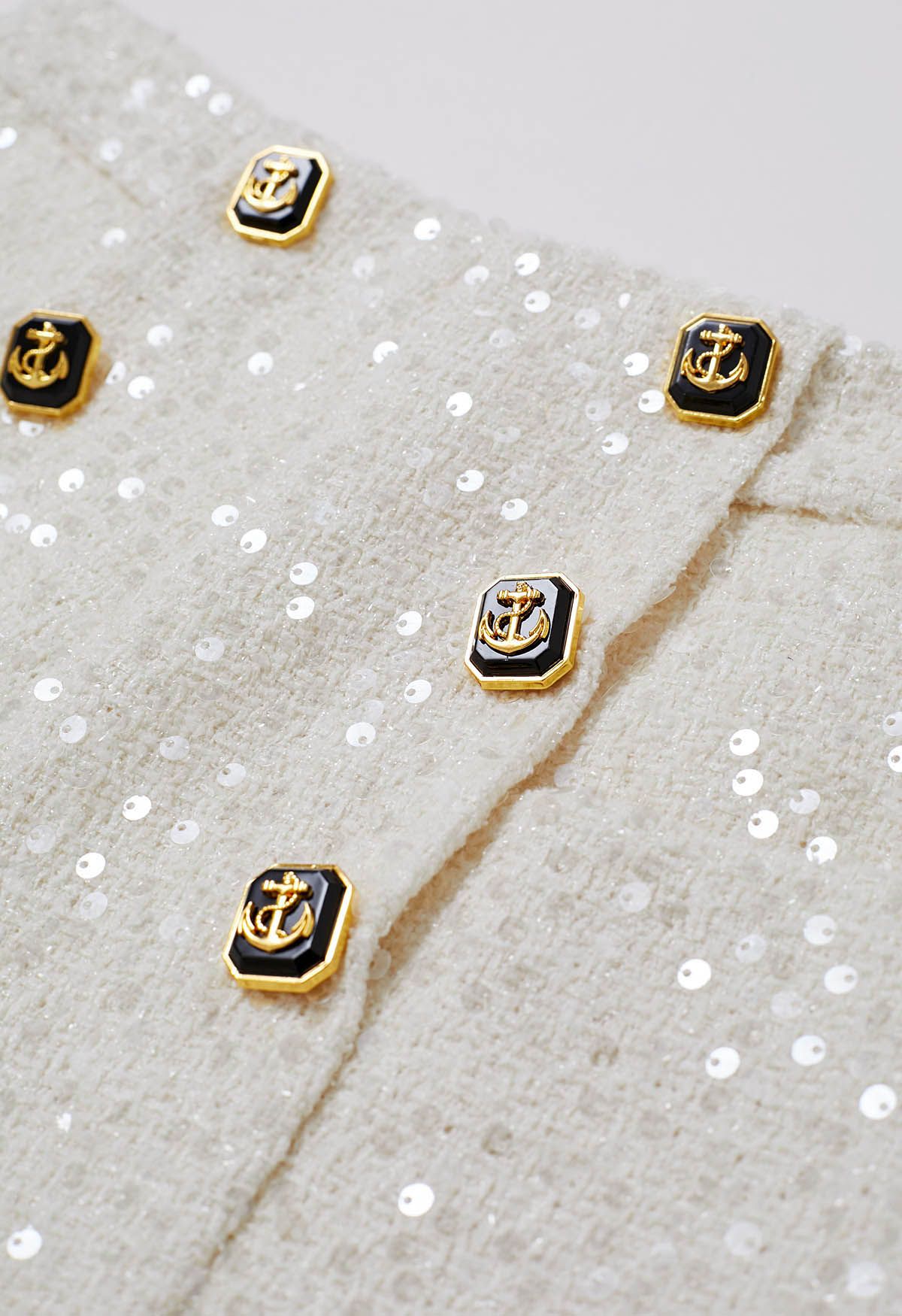 Short en tweed à paillettes décoré de boutons en blanc