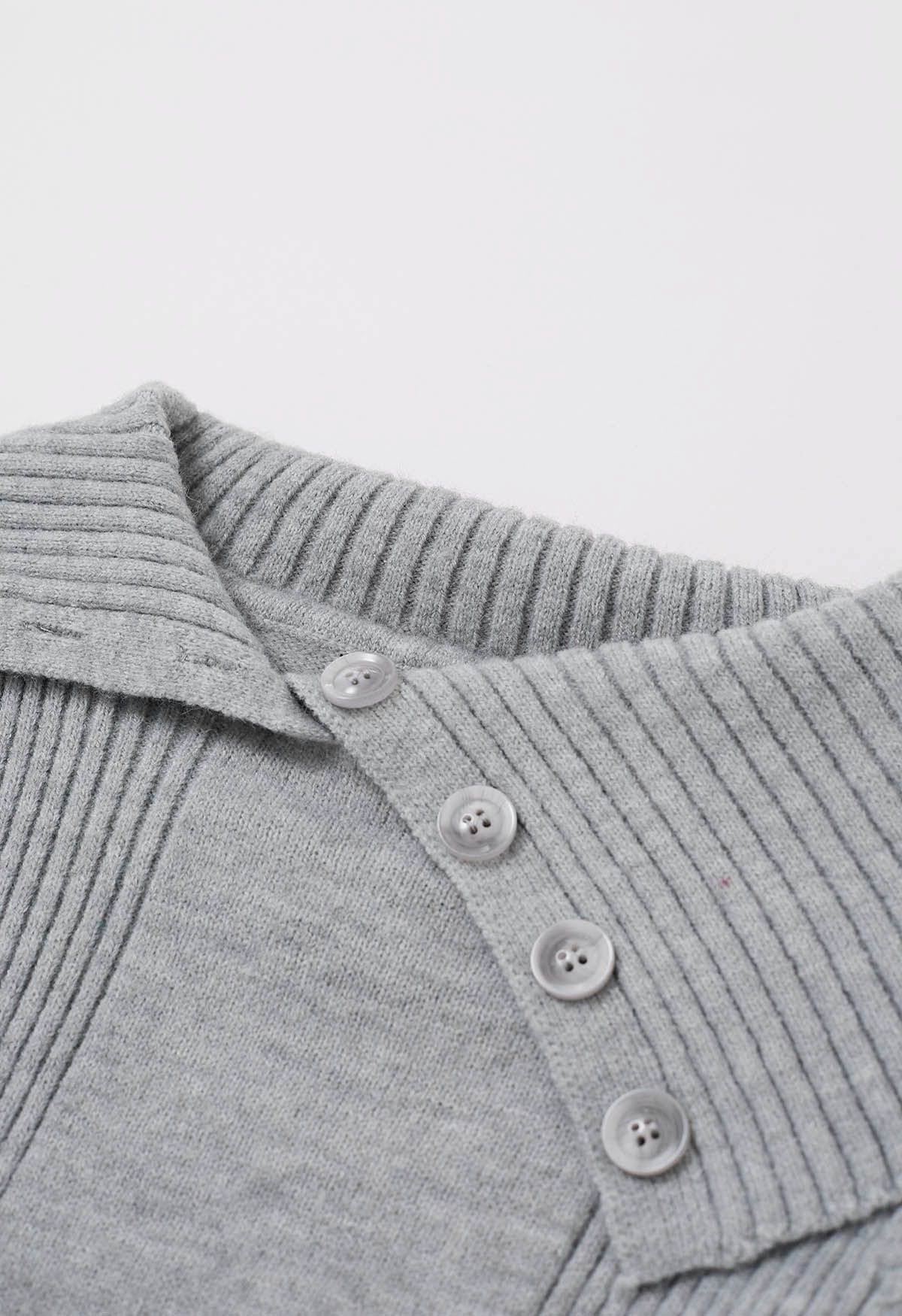 Top court en tricot à col boutonné et à rabat en gris