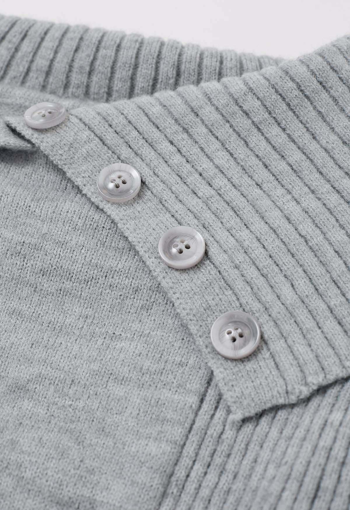 Top court en tricot à col boutonné et à rabat en gris