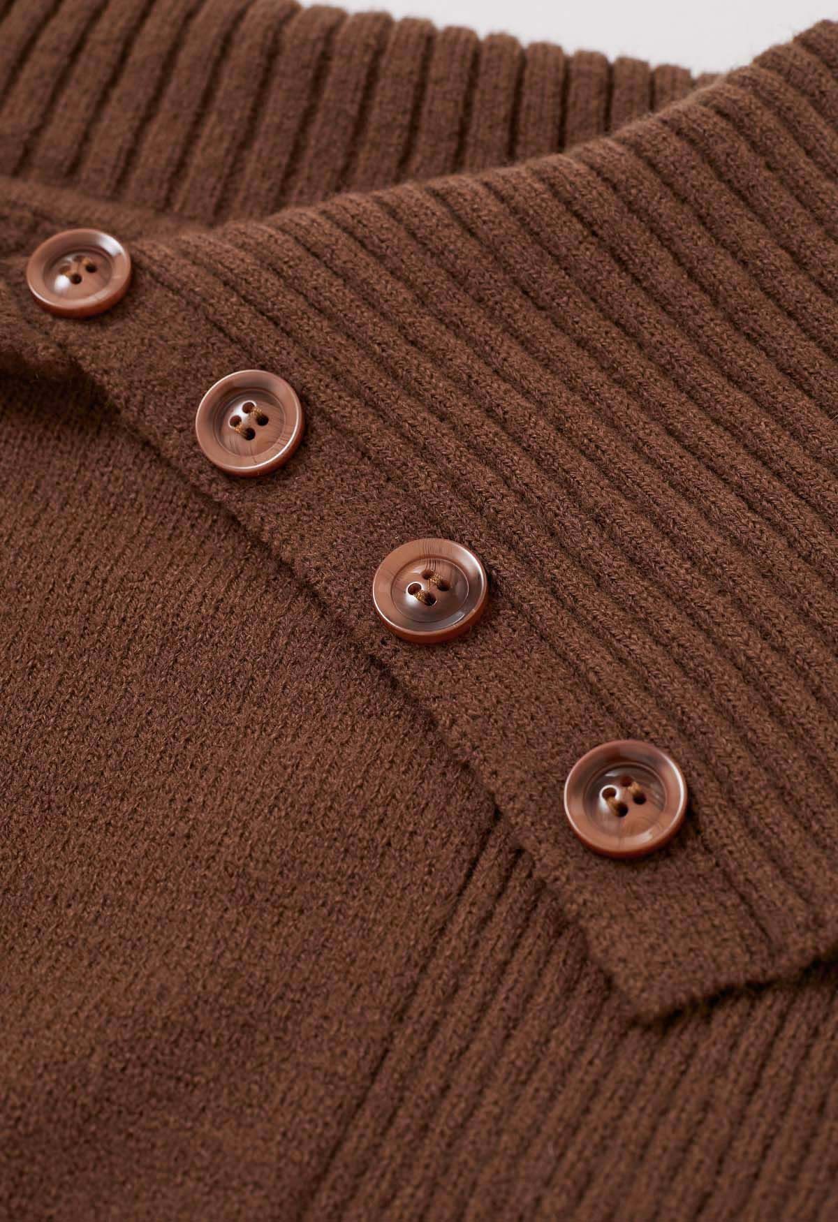 Top court en tricot à col boutonné et à rabat en marron