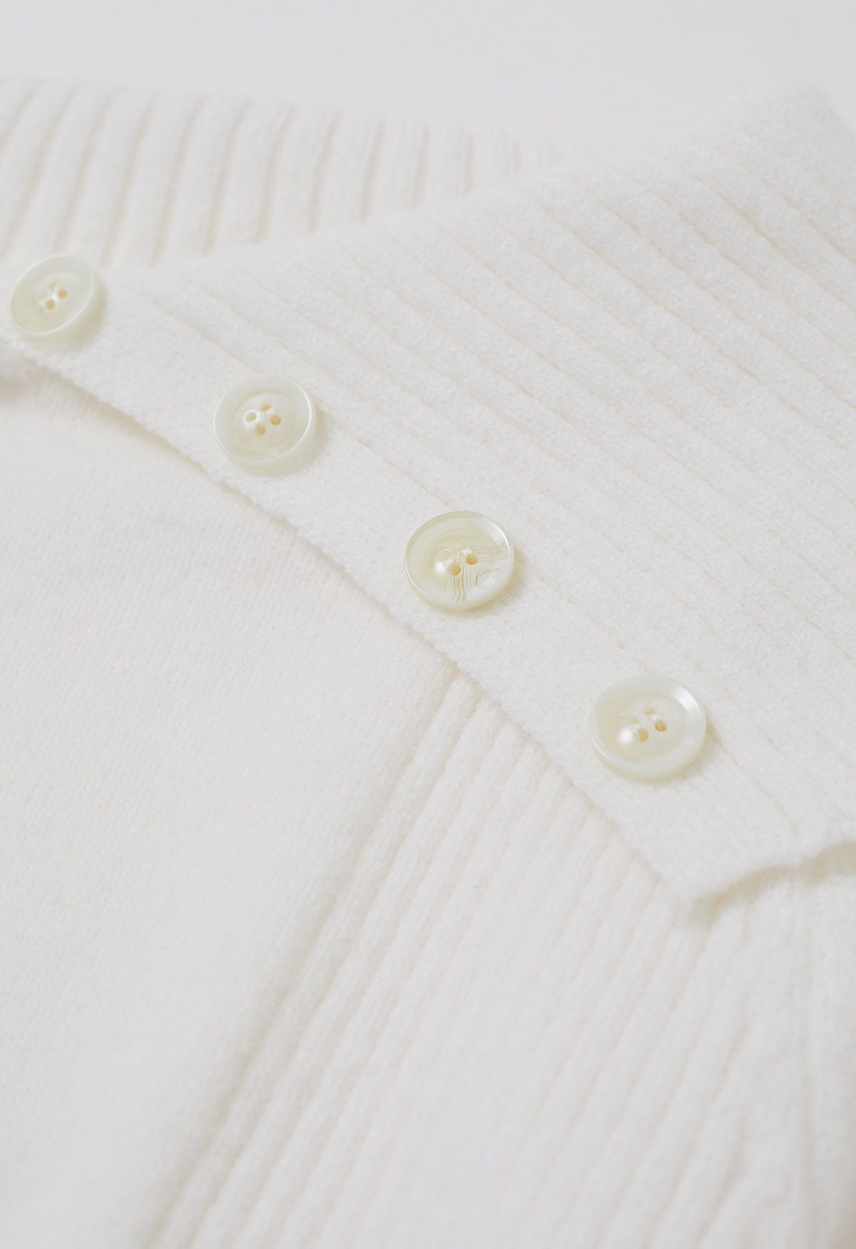 Top court en tricot à col boutonné et à rabat en blanc
