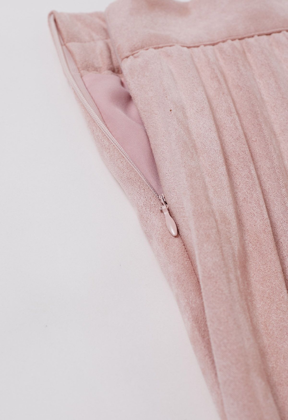 Jupe mi-longue plissée en faux suède lisse en rose