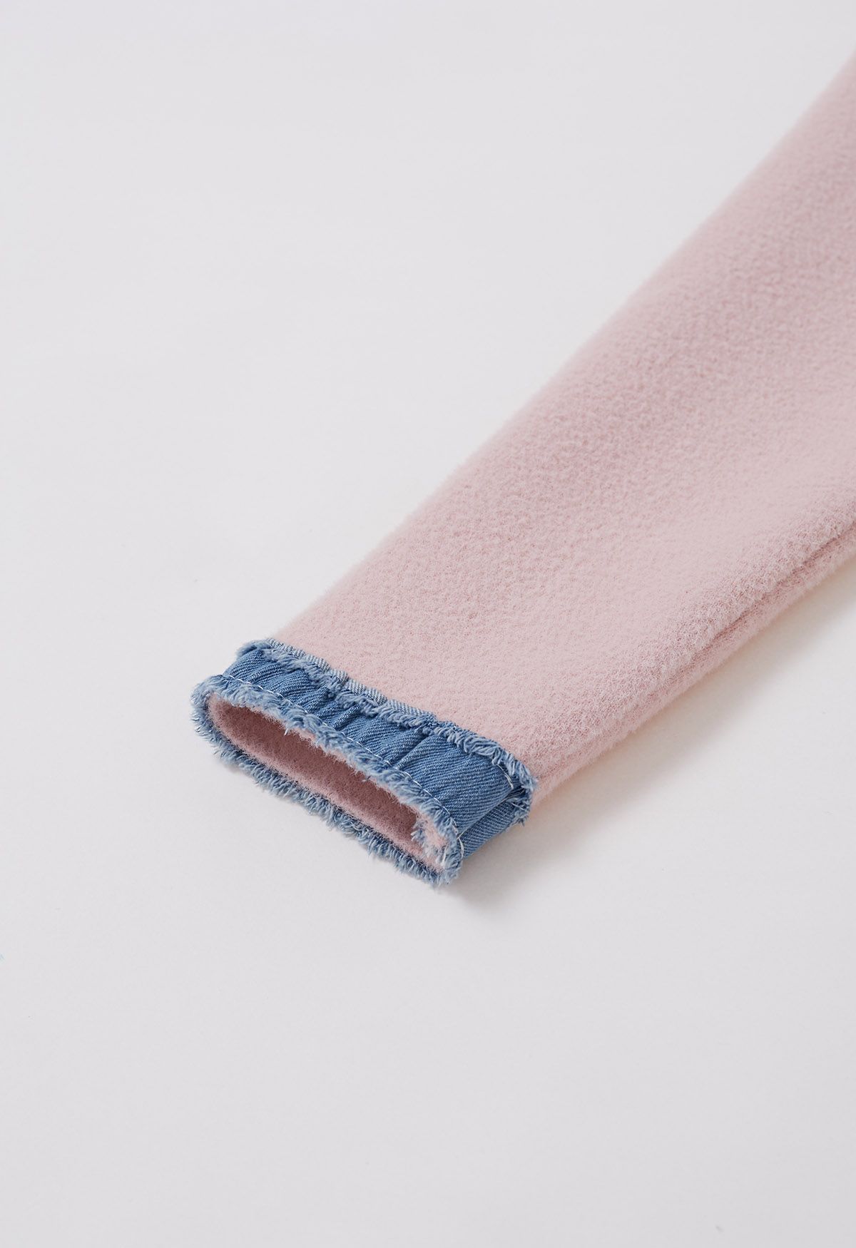 Cardigan en tricot à boutons épissés et bords en denim effiloché en rose