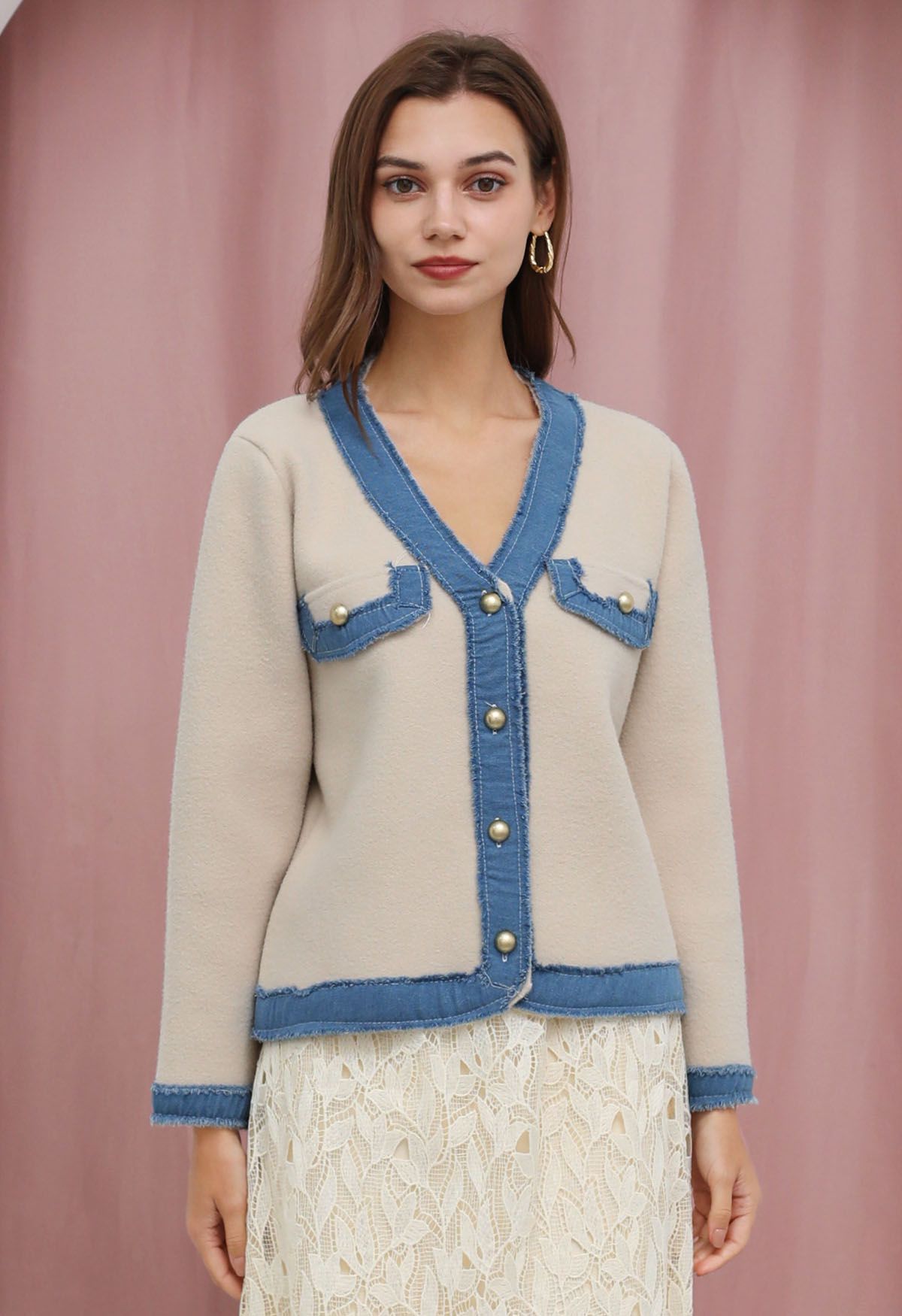 Cardigan en tricot à boutons épissés et bord en denim effiloché en crème