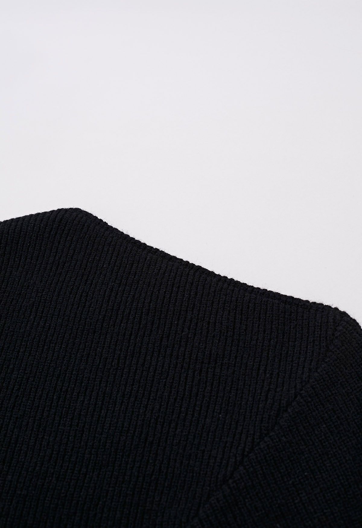 Pull asymétrique en maille côtelée avec écharpe à pompon en noir