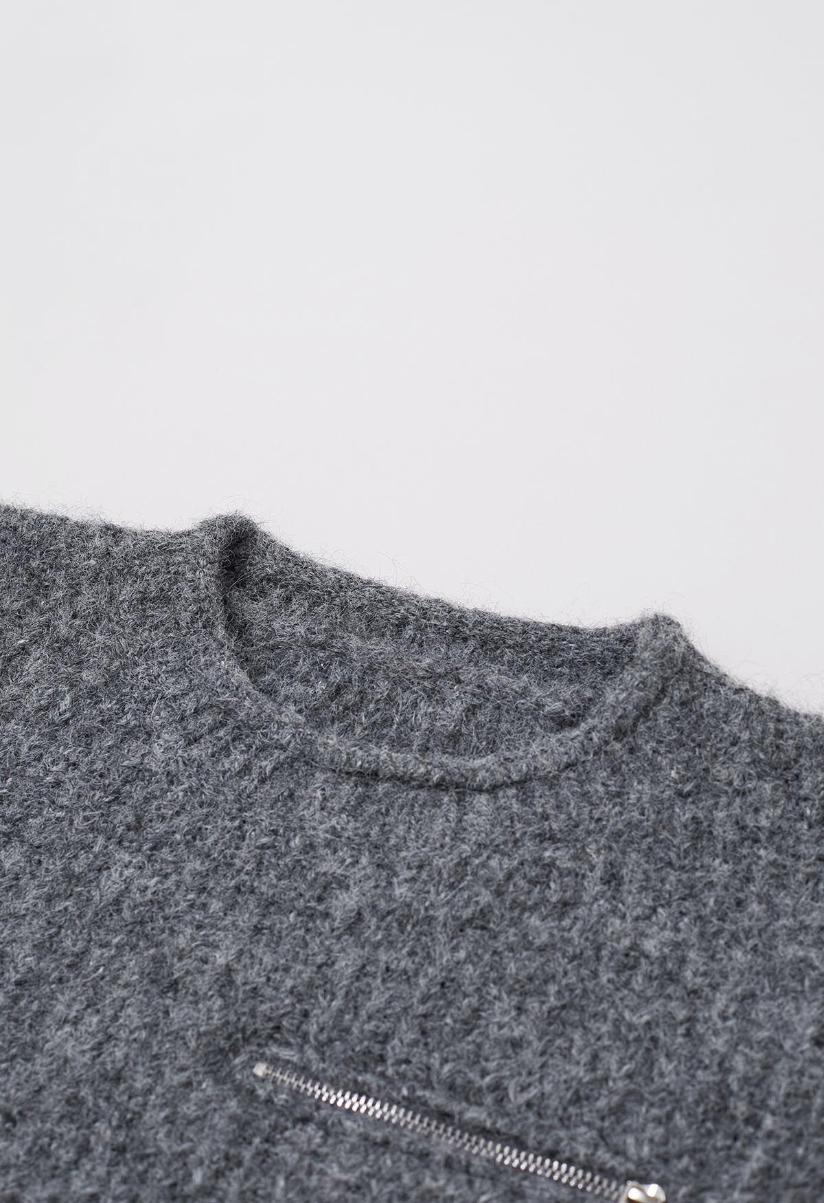 Pull en tricot pelucheux décoré de fermeture éclair en gris