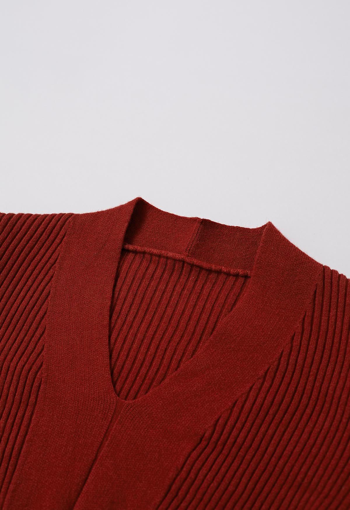 Haut en tricot côtelé à col en V et épaules bouffantes en rouge