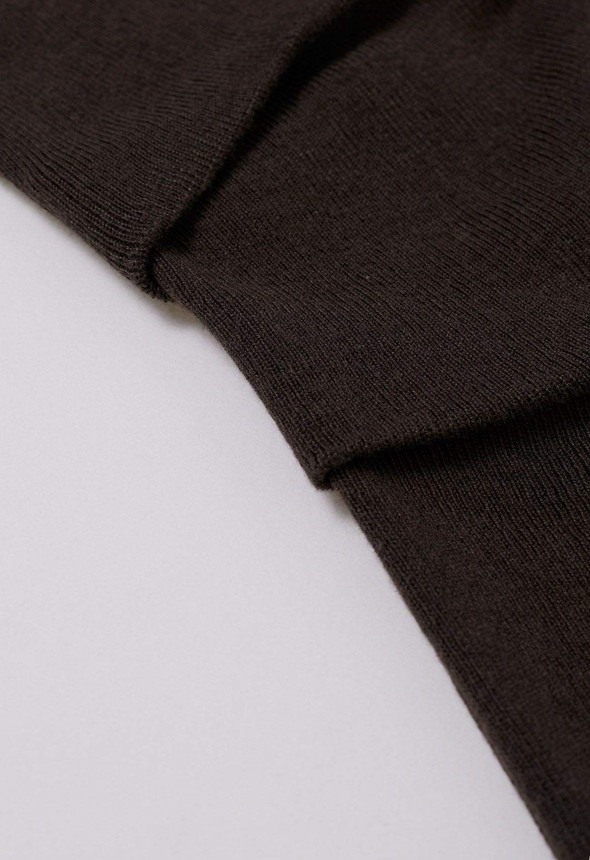 Haut en tricot côtelé à col haut et plis latéraux en marron