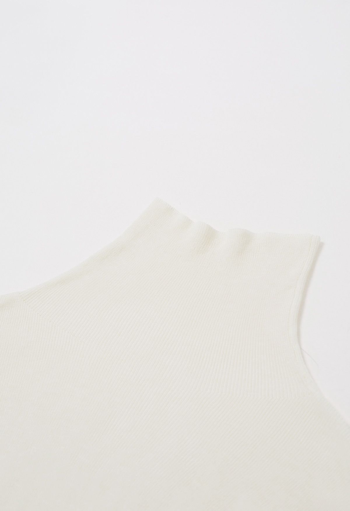 Haut en tricot côtelé à col haut et plis latéraux en crème