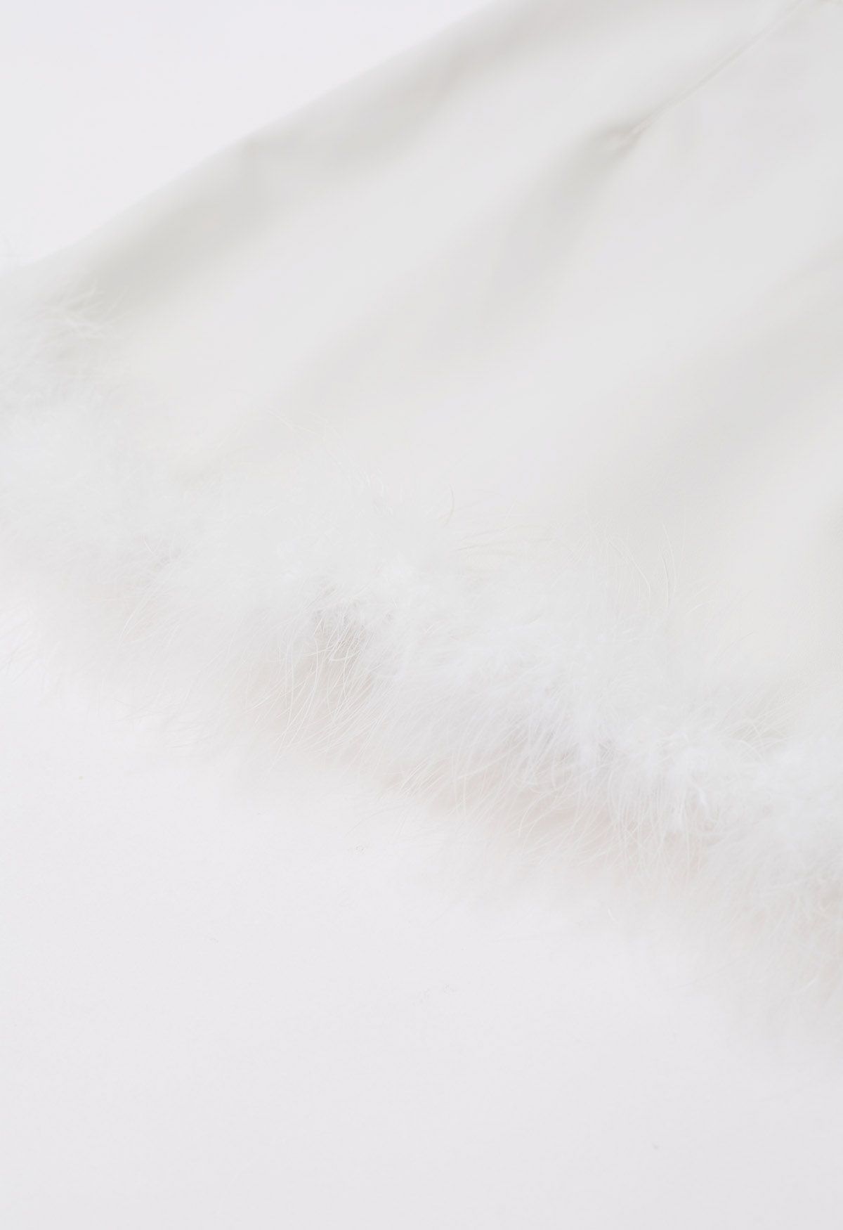 Mini-jupe en similicuir à ourlet plume en blanc