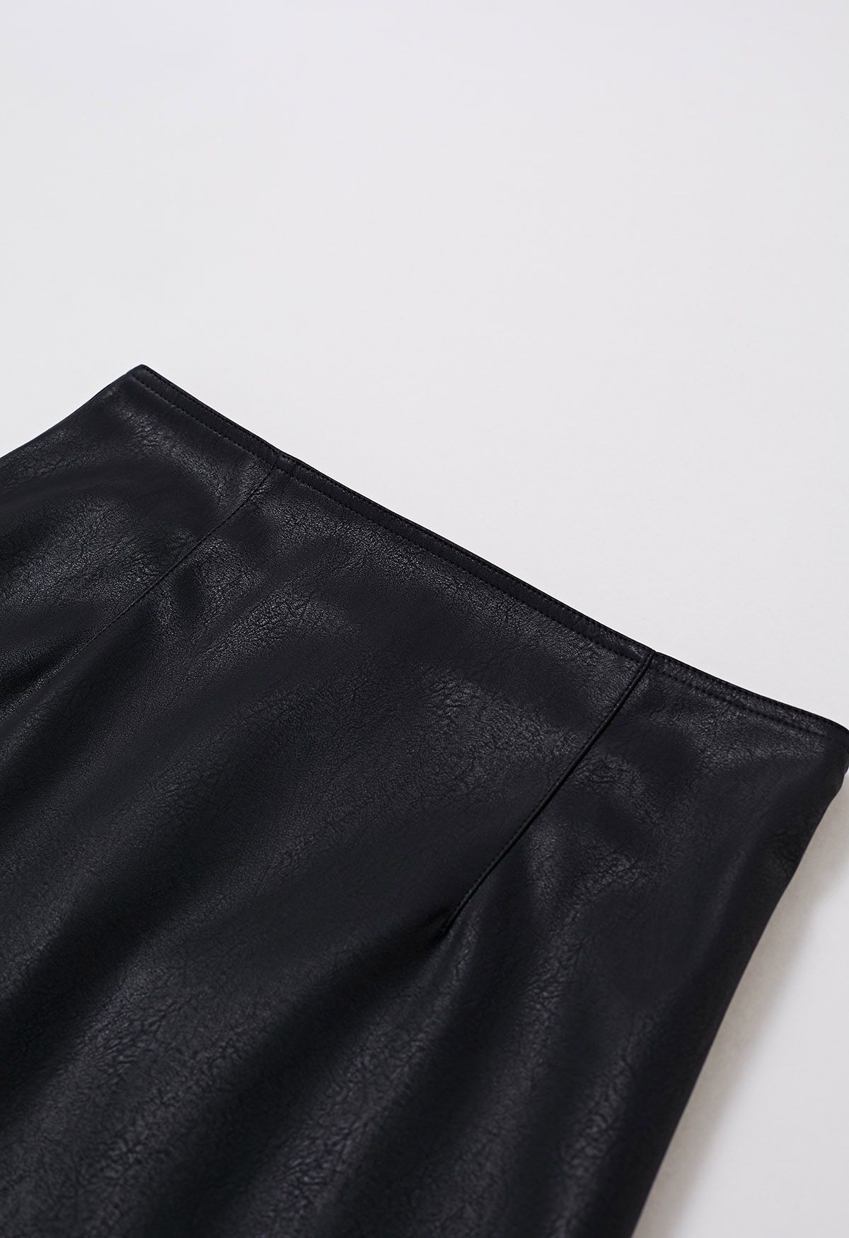 Mini-jupe en similicuir à ourlet plume en noir