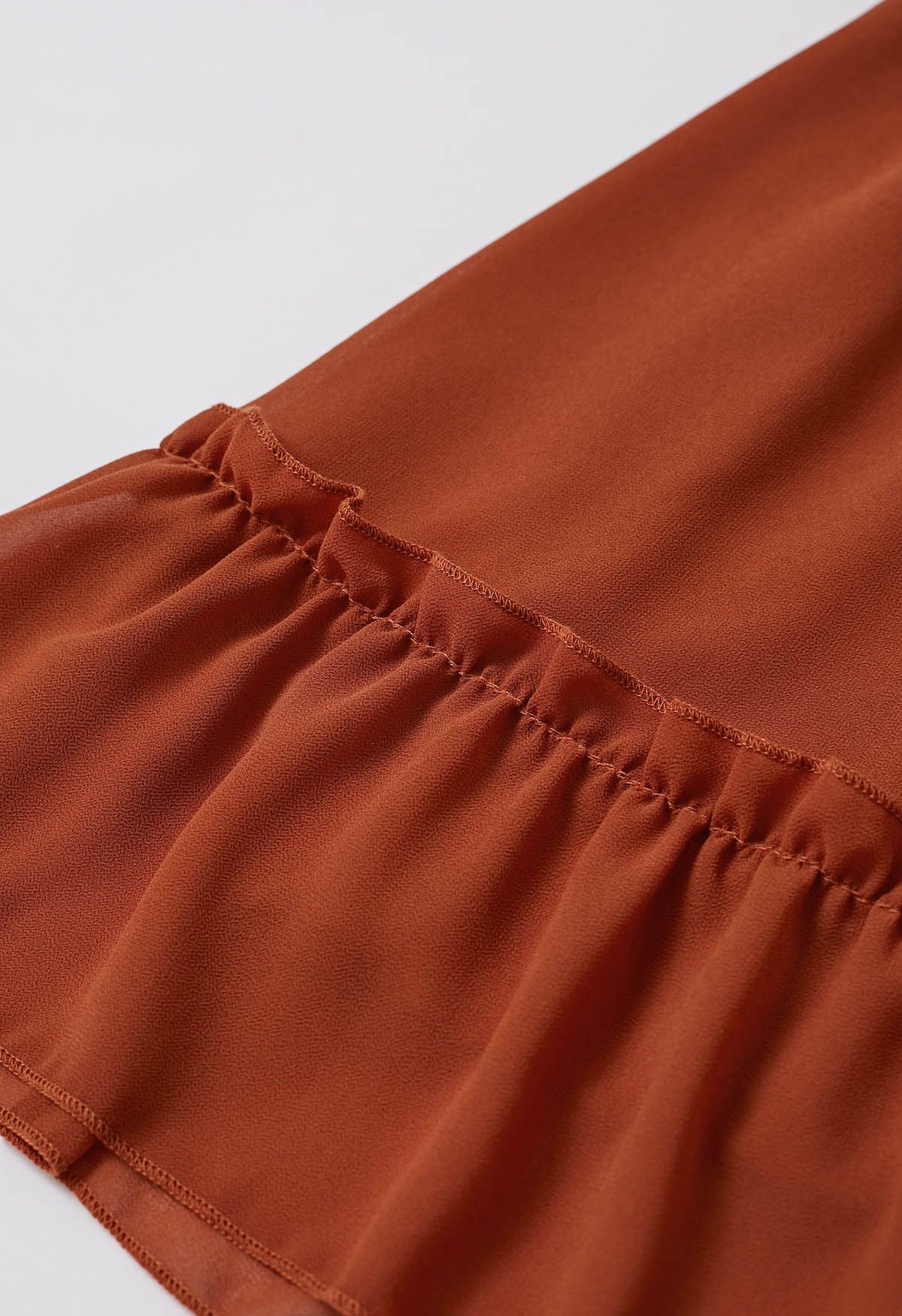 Robe en mousseline aérée à taille froncée et col montant en orange