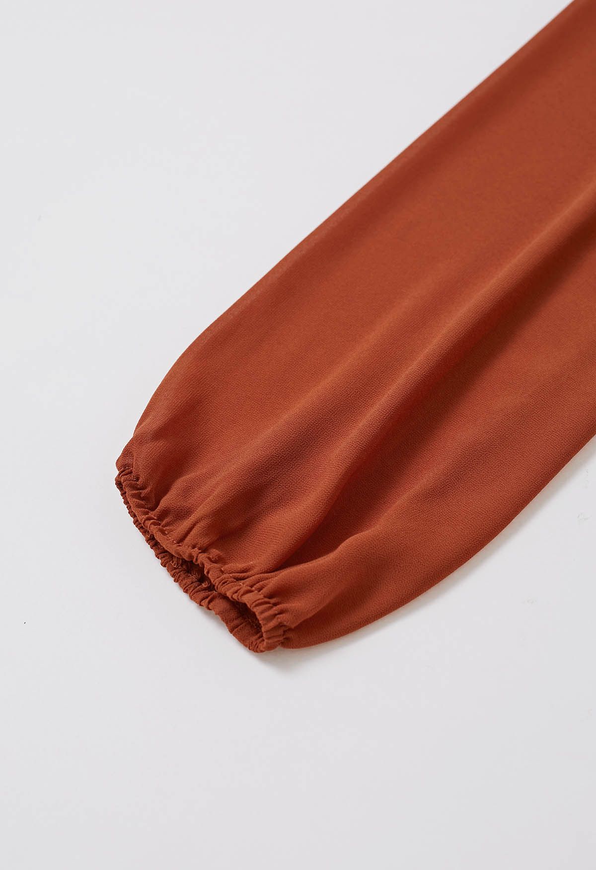Robe en mousseline aérée à taille froncée et col montant en orange