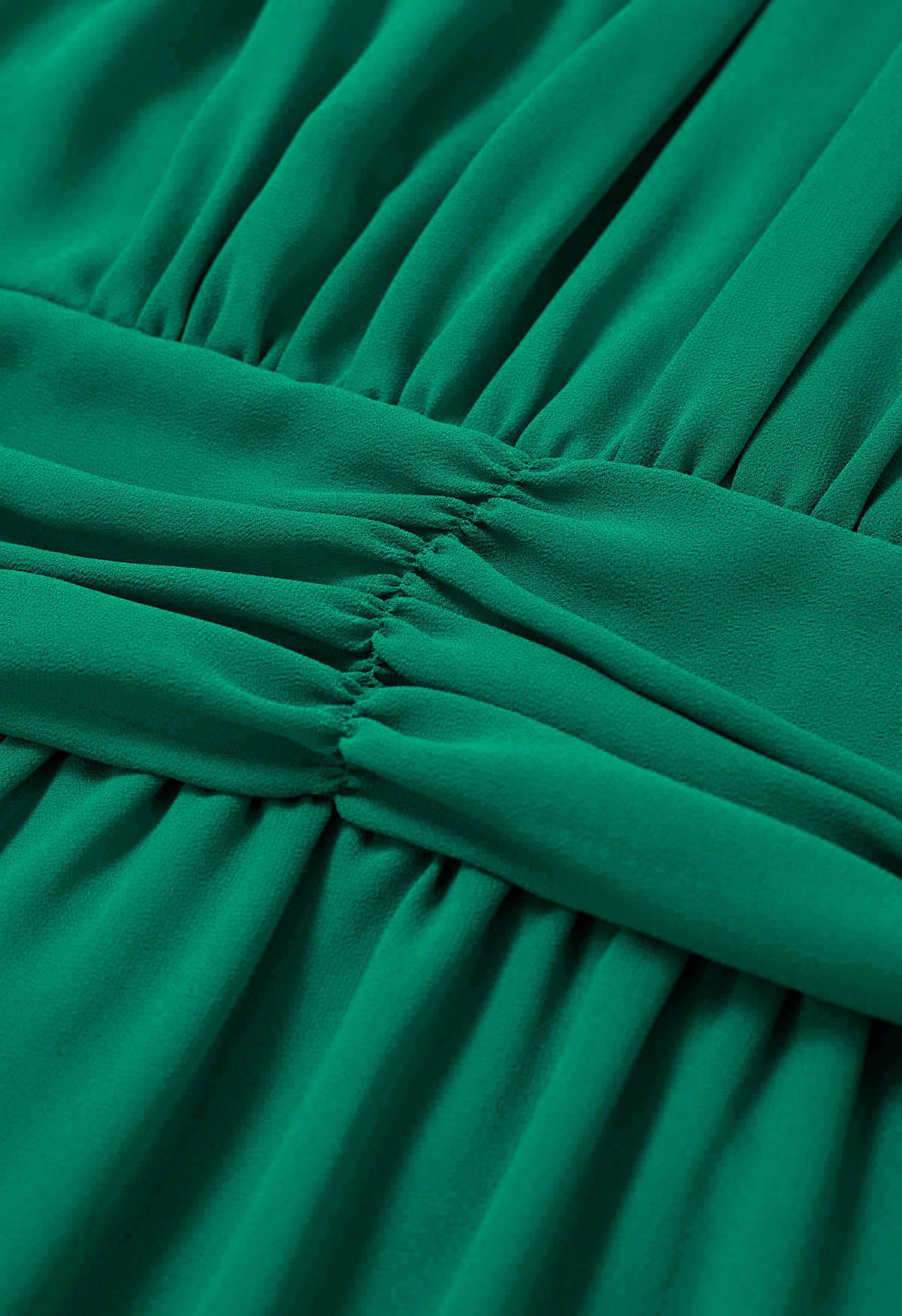 Robe en mousseline aérée à taille froncée et col montant en vert