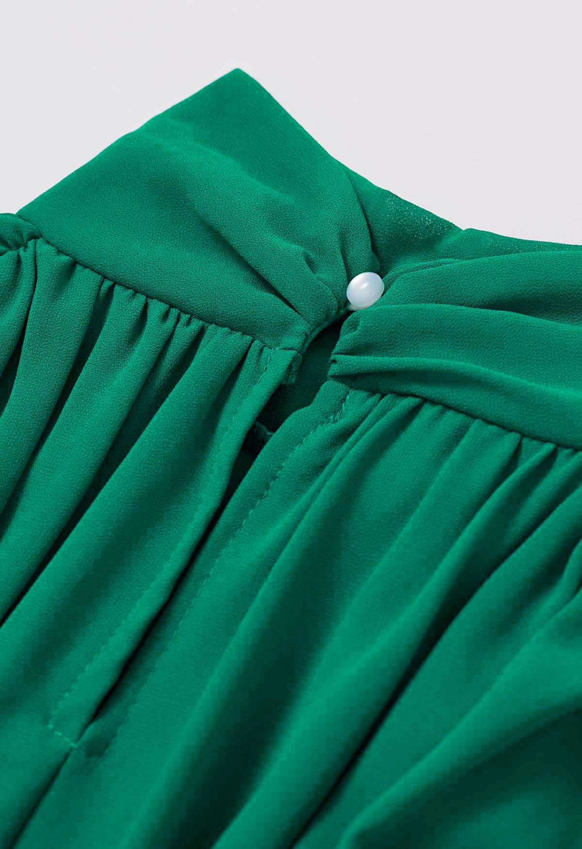 Robe en mousseline aérée à taille froncée et col montant en vert