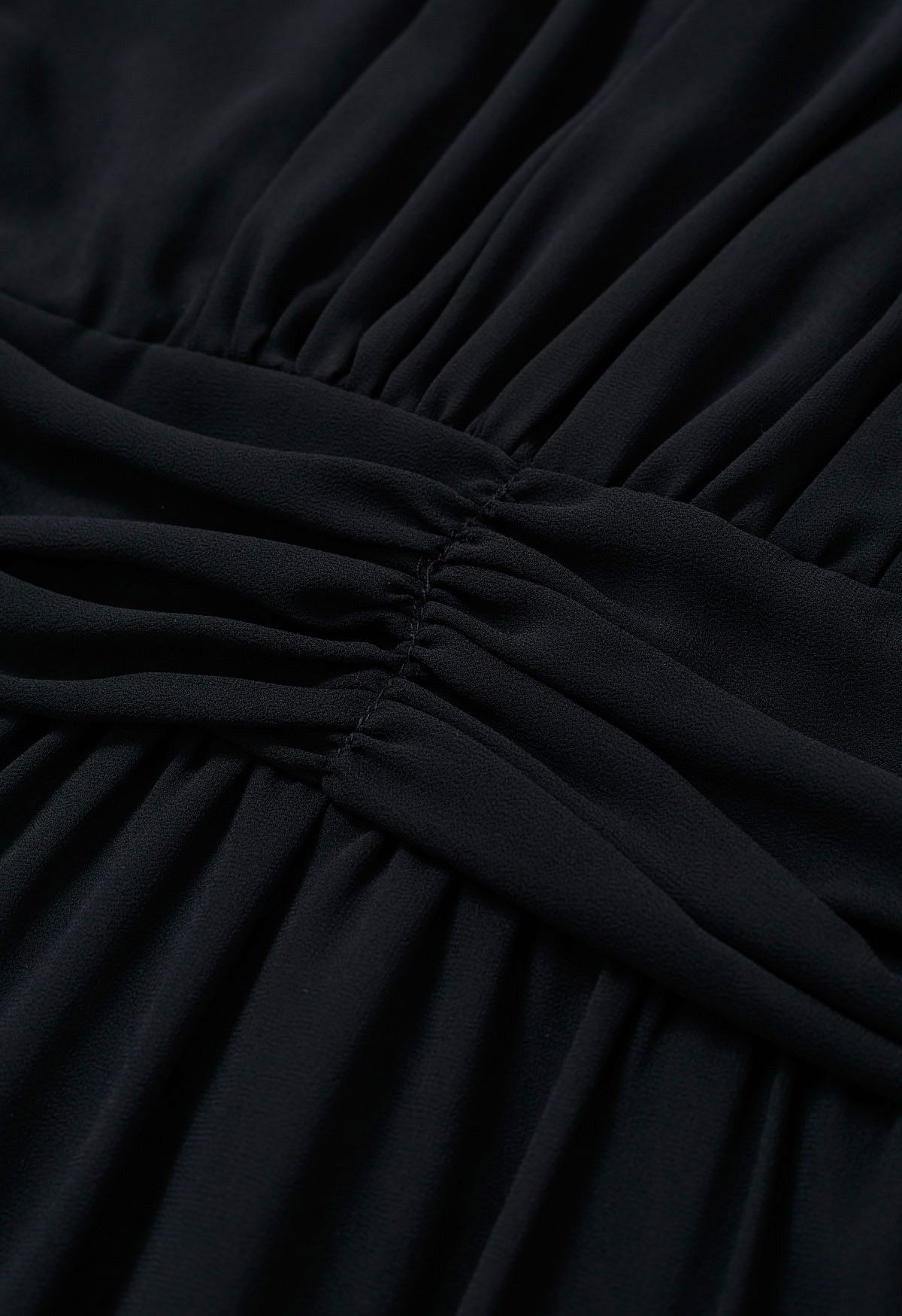 Robe en mousseline aérée à taille froncée et col montant en noir