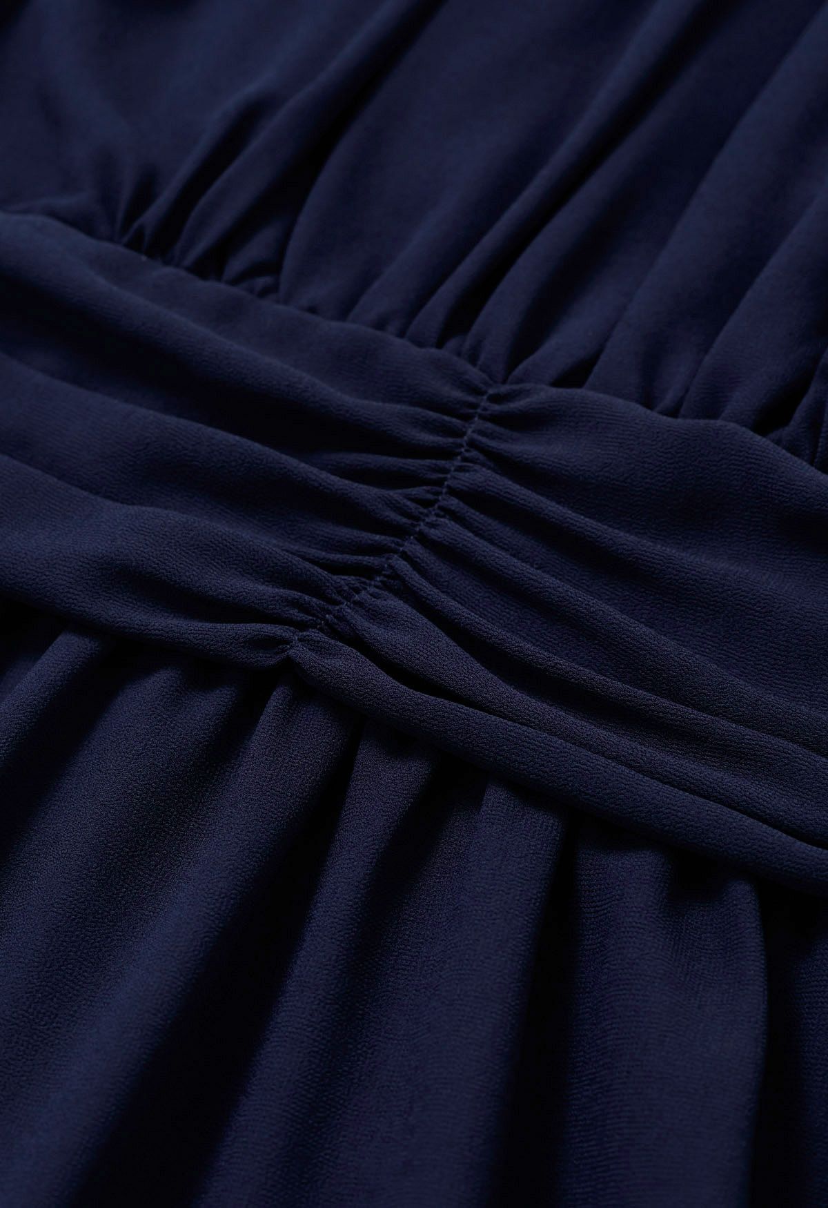 Robe en mousseline aérée à taille froncée et col montant en bleu marine