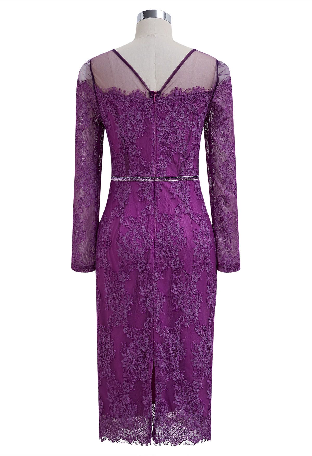 Robe midi moulante en dentelle violette délicate